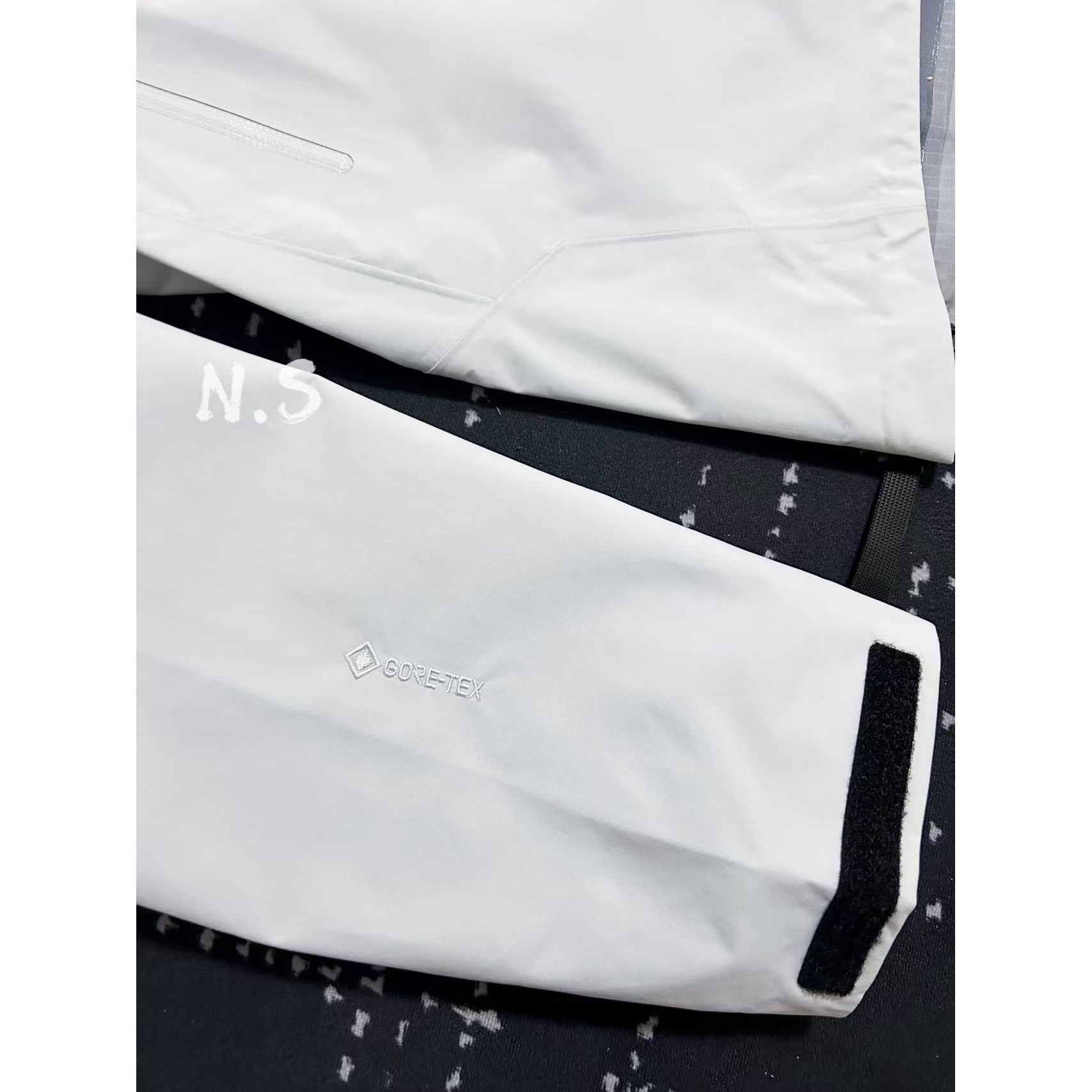 <p>Arc'teryx Beta系列 SL GORE-TEX 硬壳刺绣连帽防水防风透气冲锋衣(极地白)</p>