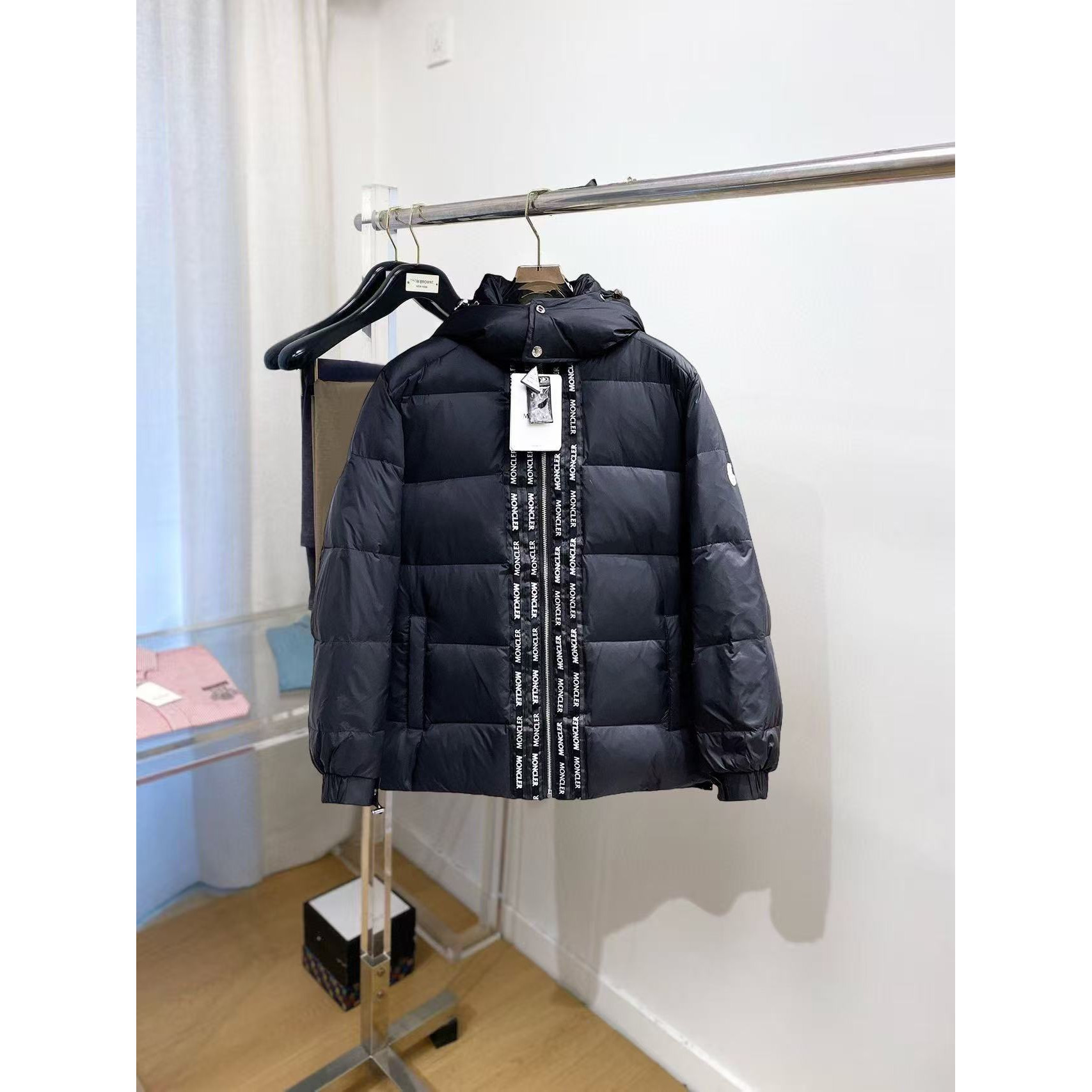 <p>MONCLER&nbsp;秋冬新款羽绒服(藏青)&nbsp;</p>