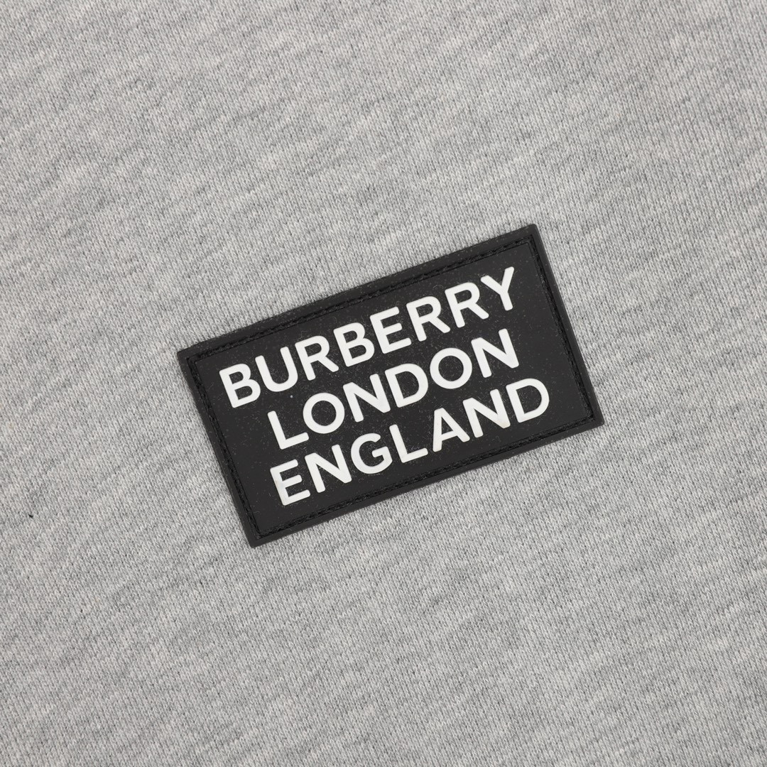 <p>Burberry 胸口徽标格拉链连帽外套(灰)</p>