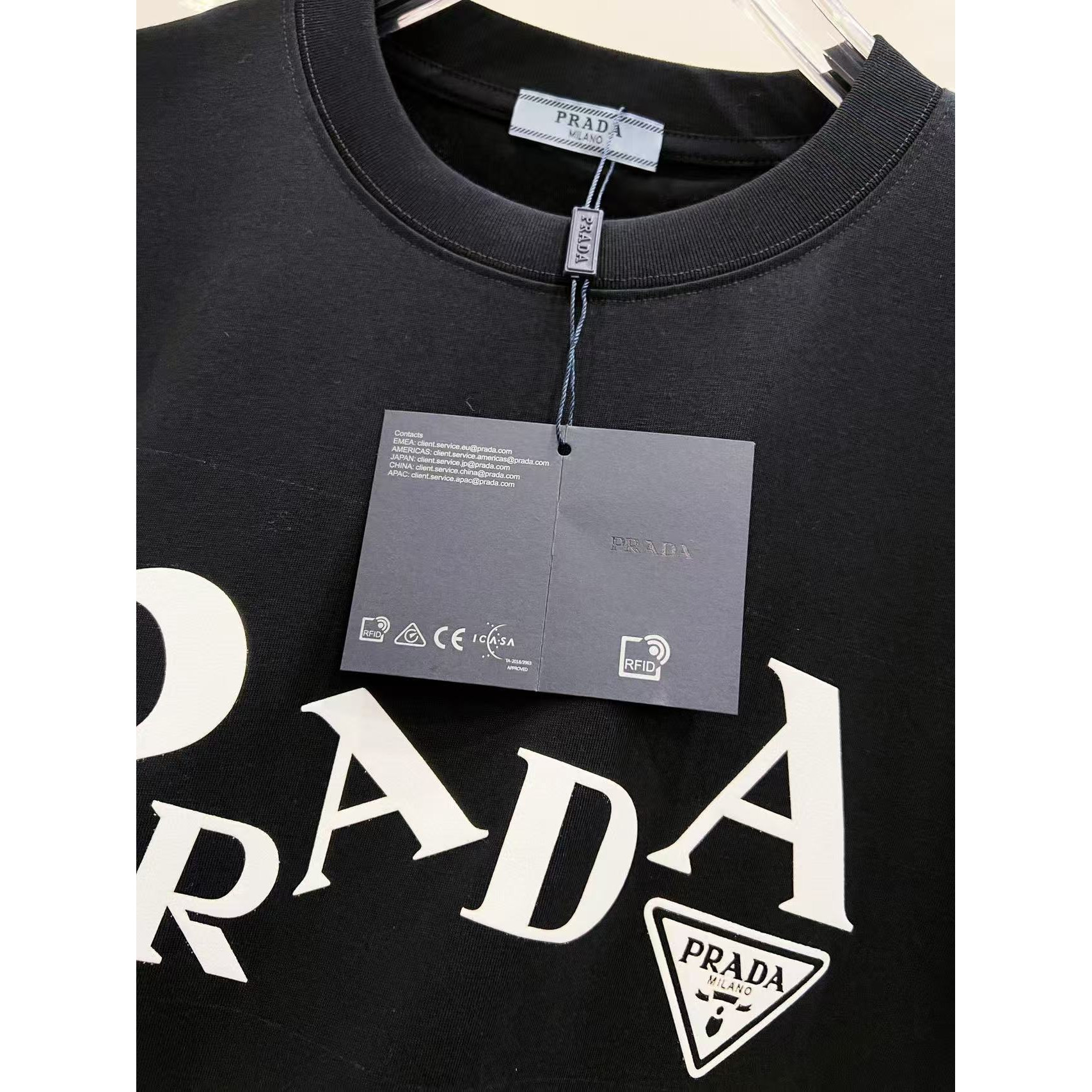 <p>PRADA&nbsp;短袖圆领T恤(黑)</p>