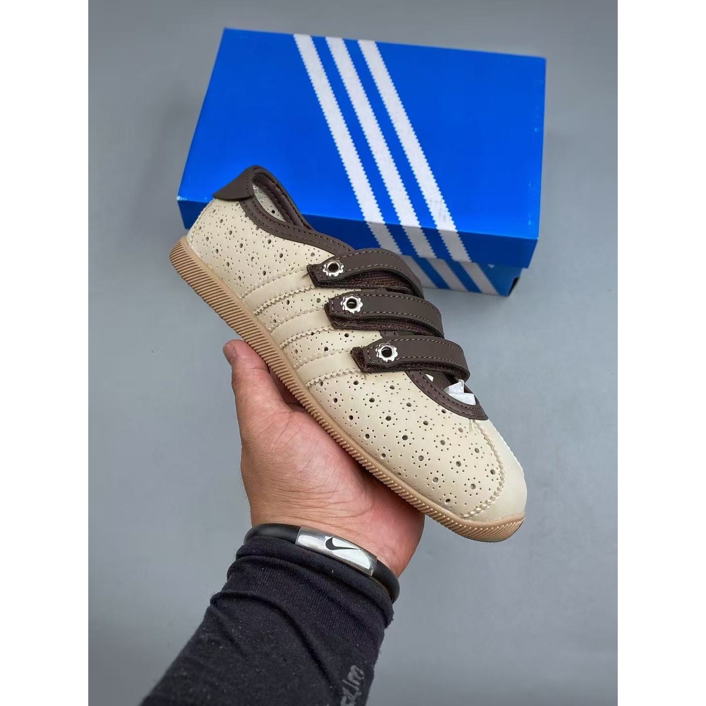 <p>Adidas 玛丽珍鞋(卡其)</p>