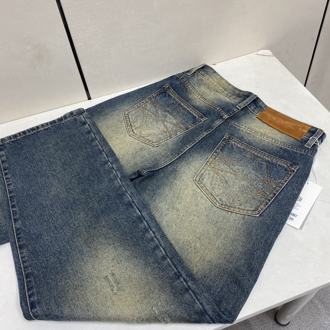 <p>LOEWE&nbsp;欧洲专柜新款修身小直筒牛仔裤</p>