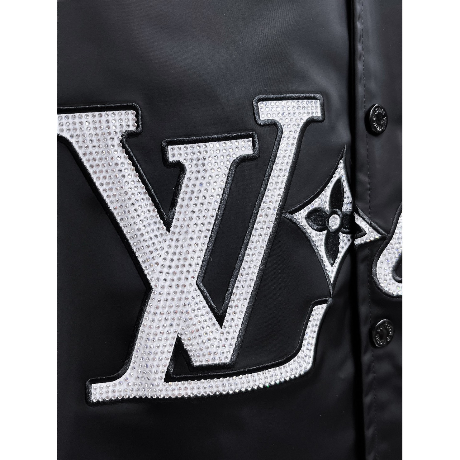 <p>LV&nbsp;男士夹克外套(黑)</p>