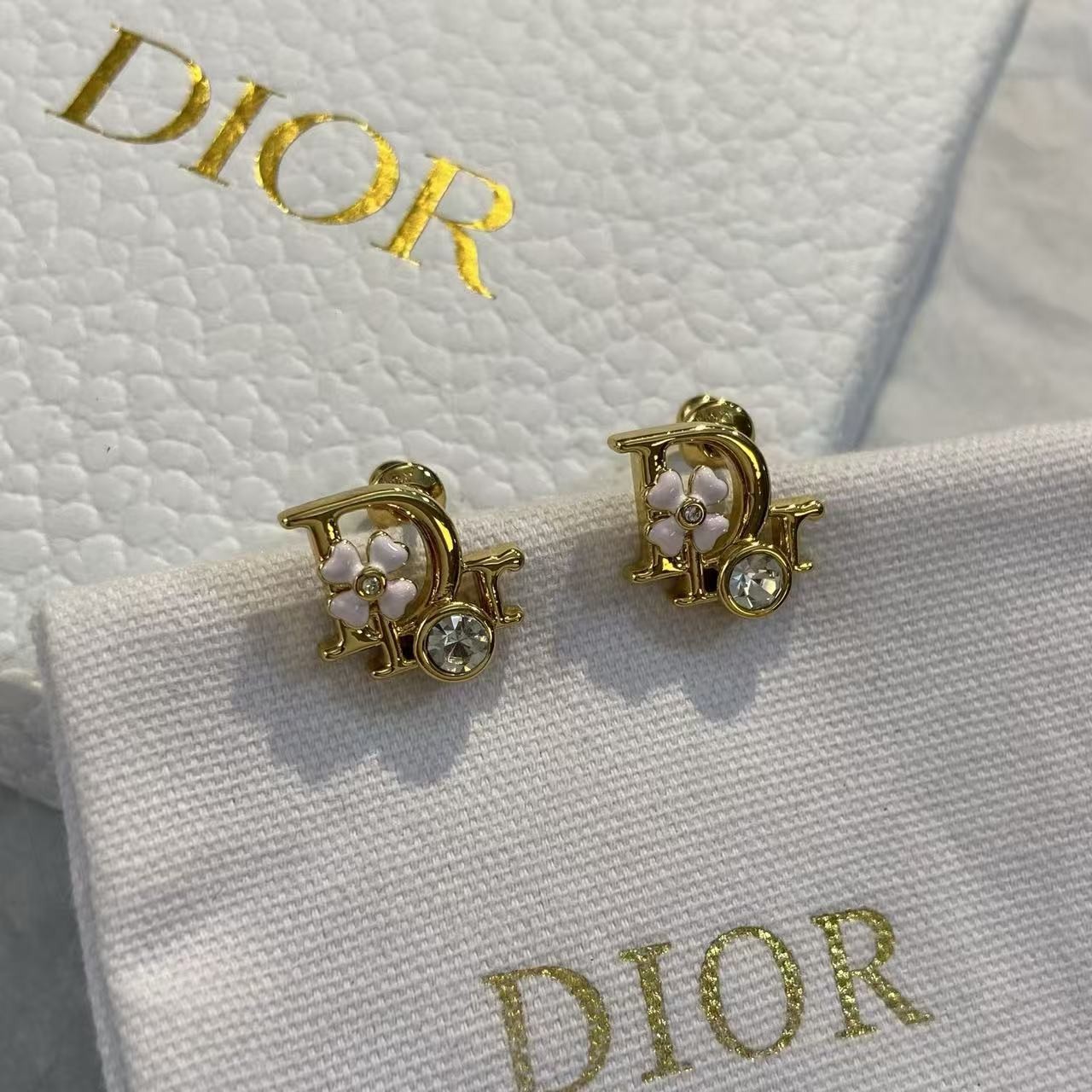<p>DIOR 花卉字母耳钉</p>