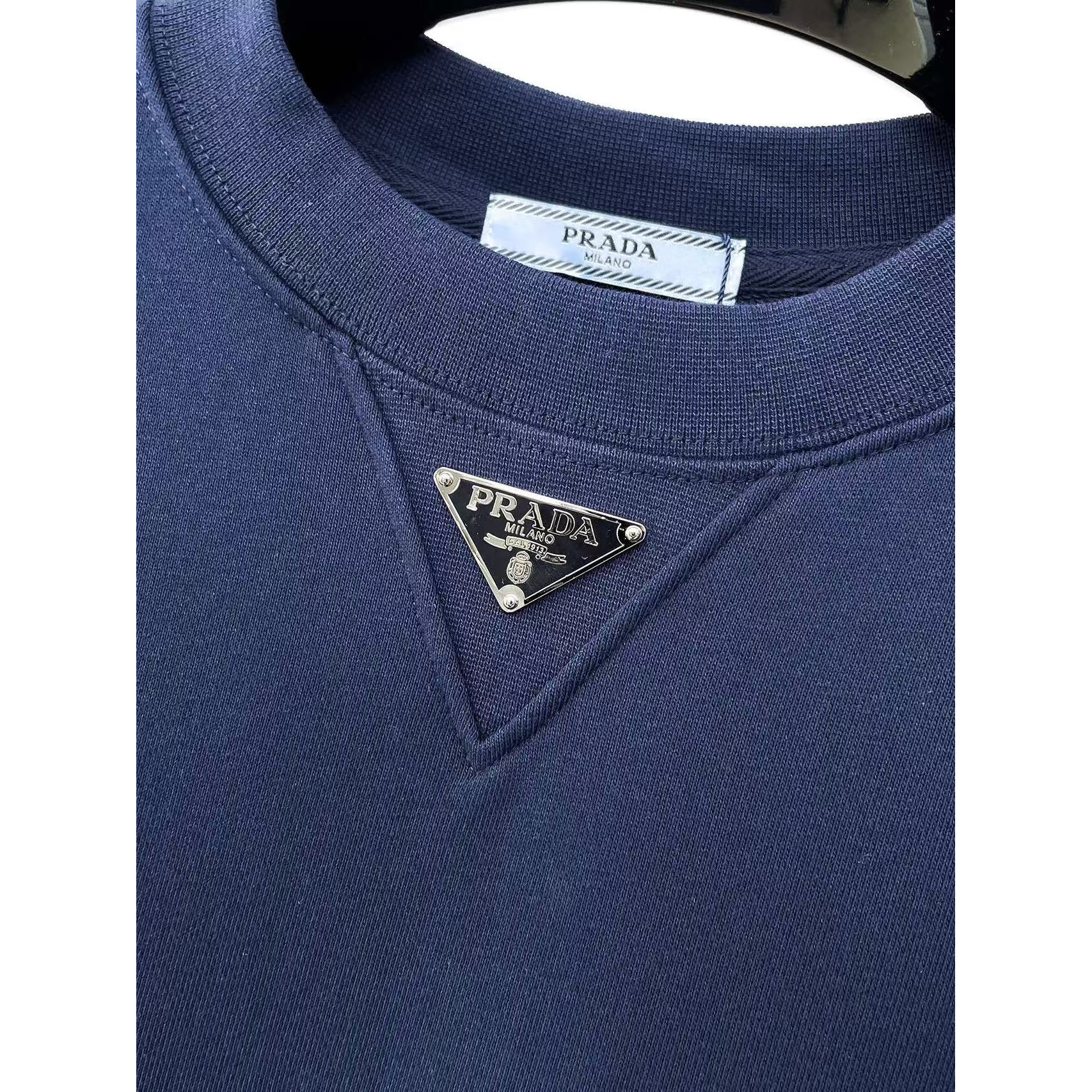 <p>PRADA 圓領長袖T恤(藏青)</p>