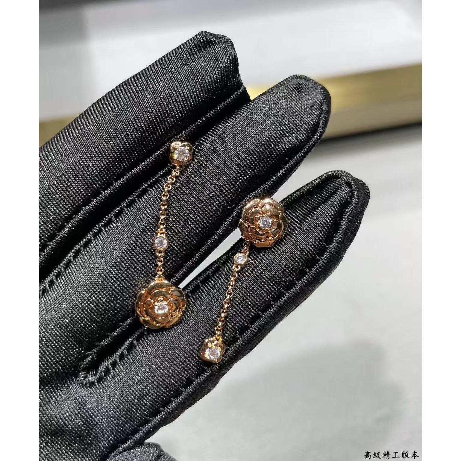 <p>CHANEL&nbsp;AB款茶花吊链耳钉</p>