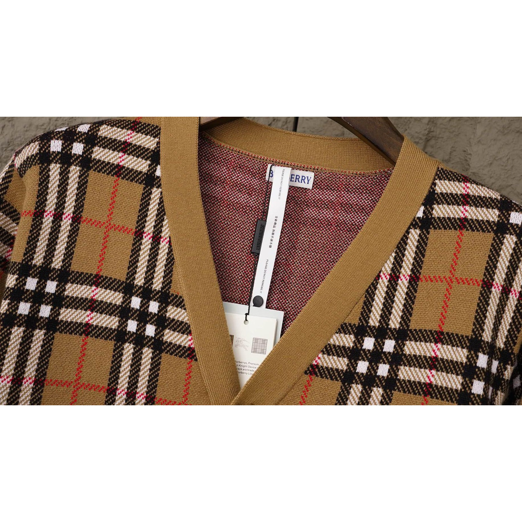 <p>BURBERRY 开衫毛衣(X26)</p>