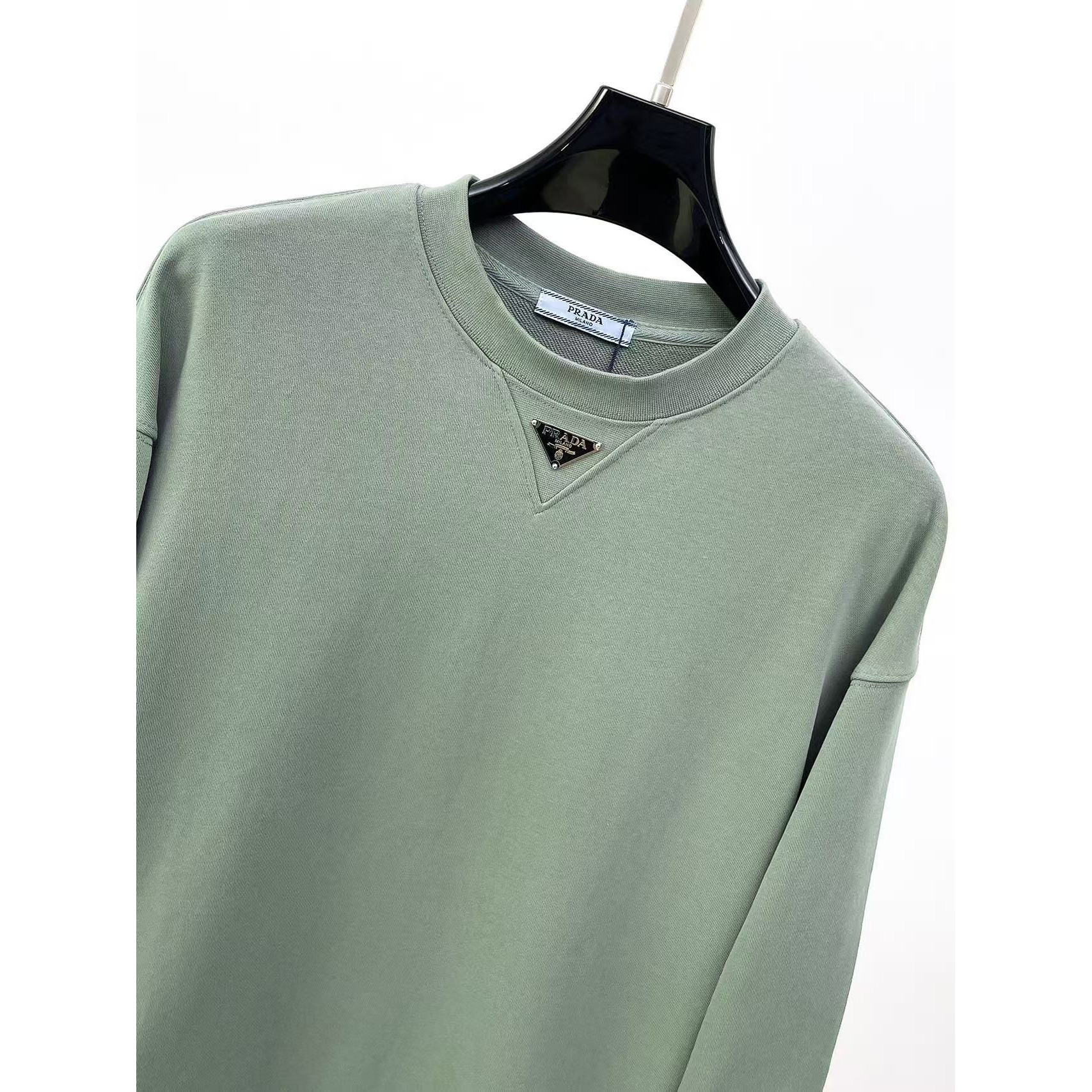 <p>PRADA 圓領長袖T恤(軍綠)</p>