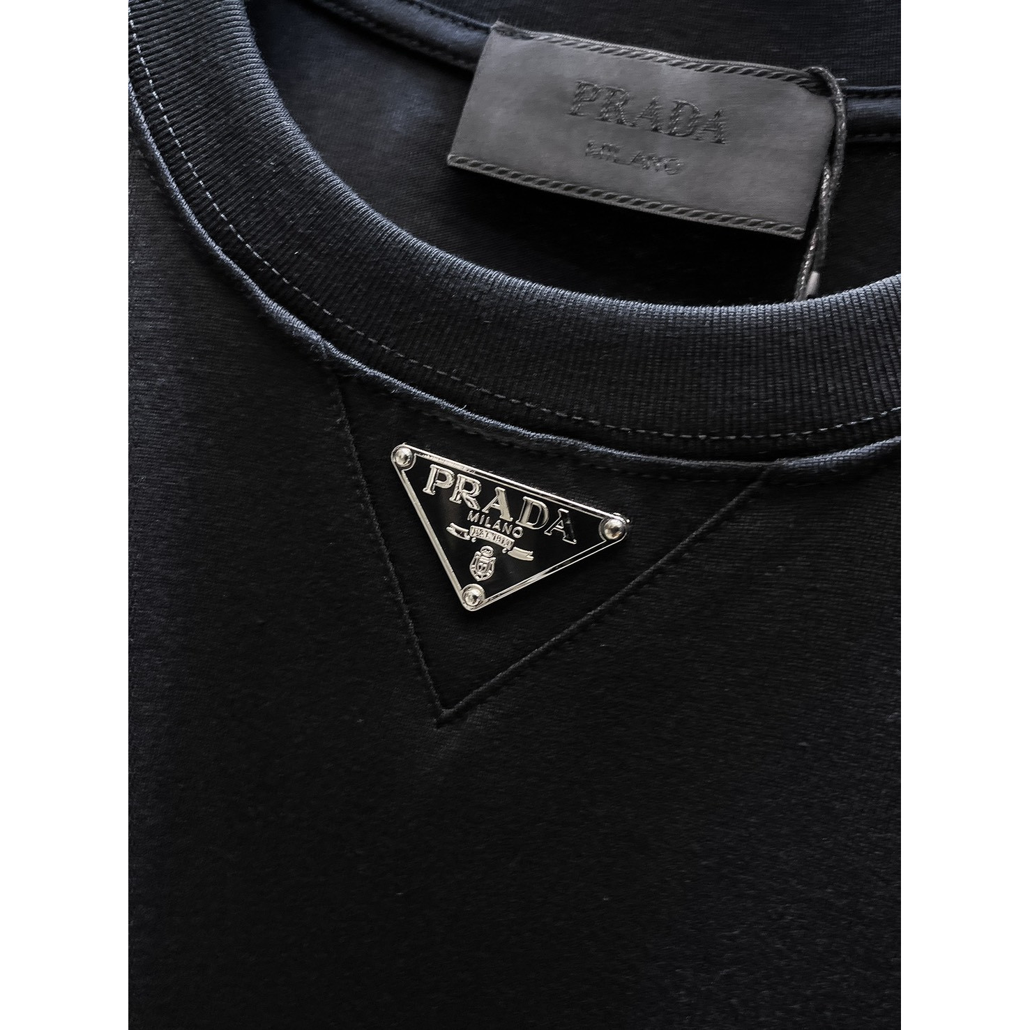 <p>PRADA&nbsp;长袖T恤(黑)</p>