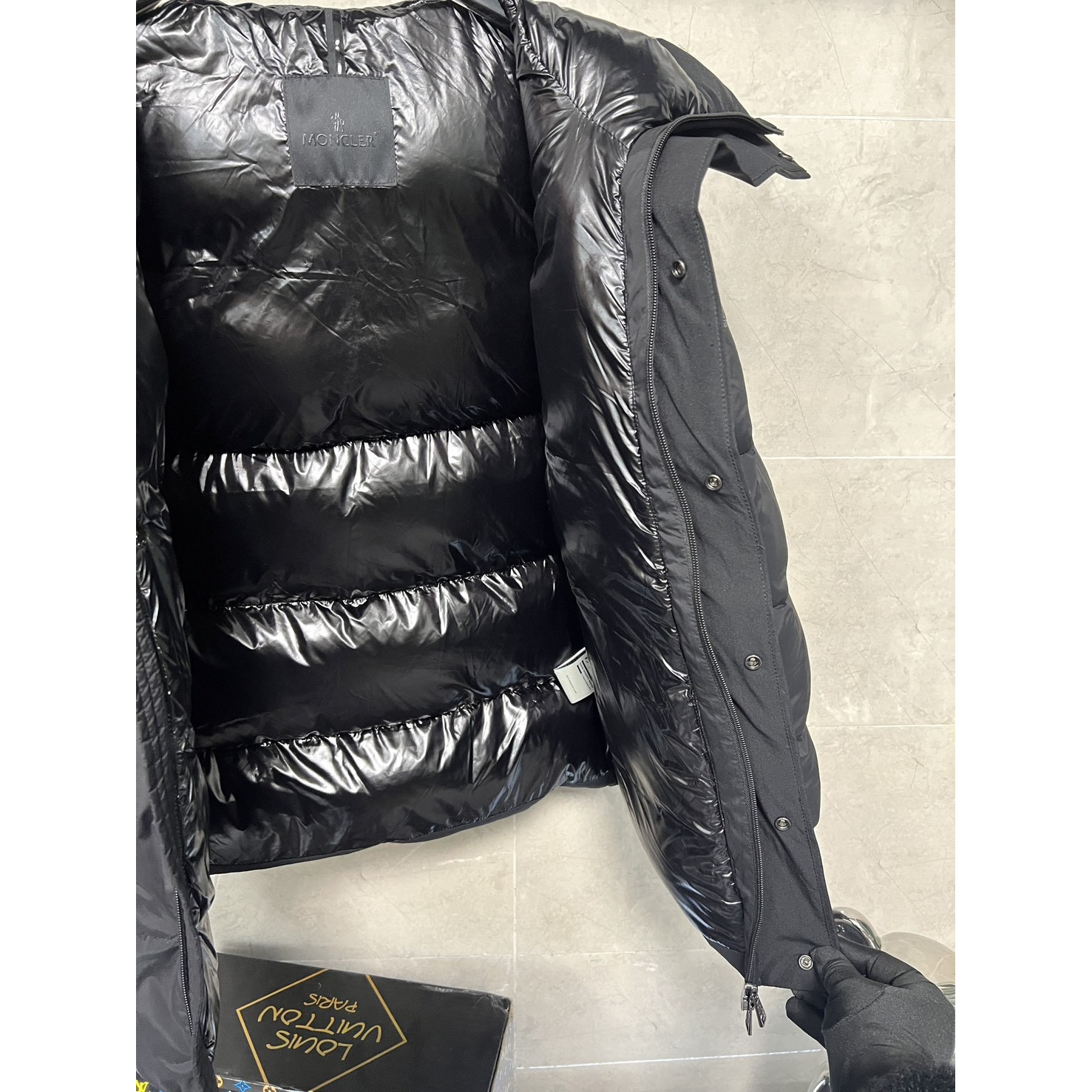 <p>Moncler 黑武士羽绒服 (黑)</p>