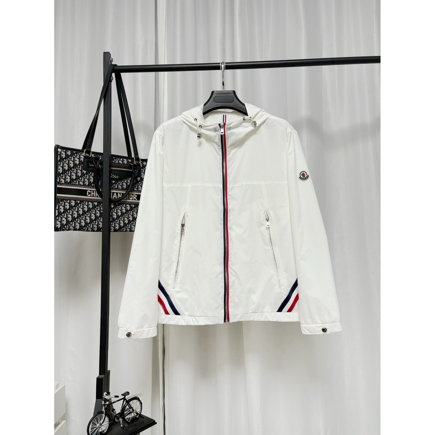 <p>Moncler 夹克外套</p>

<p>&nbsp;</p>