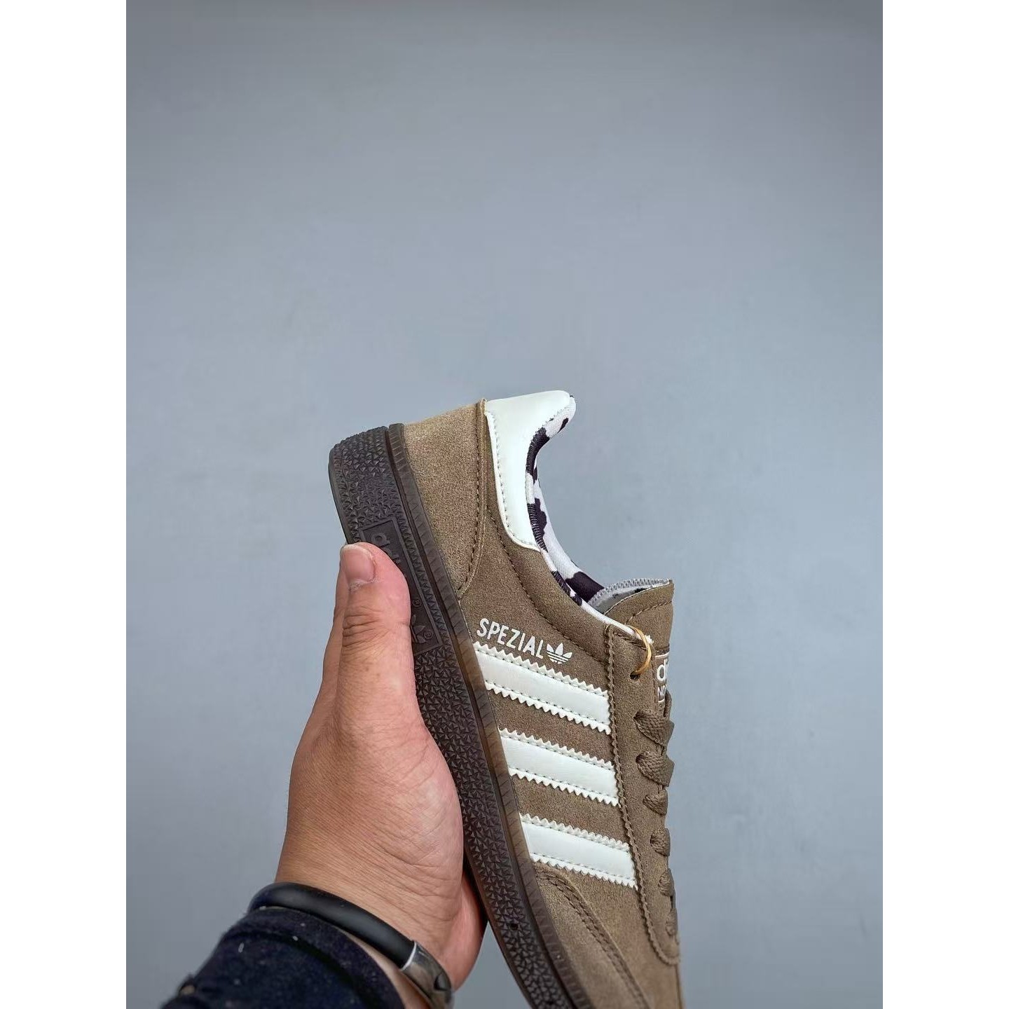 <p>ADIDAS 经典款复古休闲板鞋(棕色)</p>