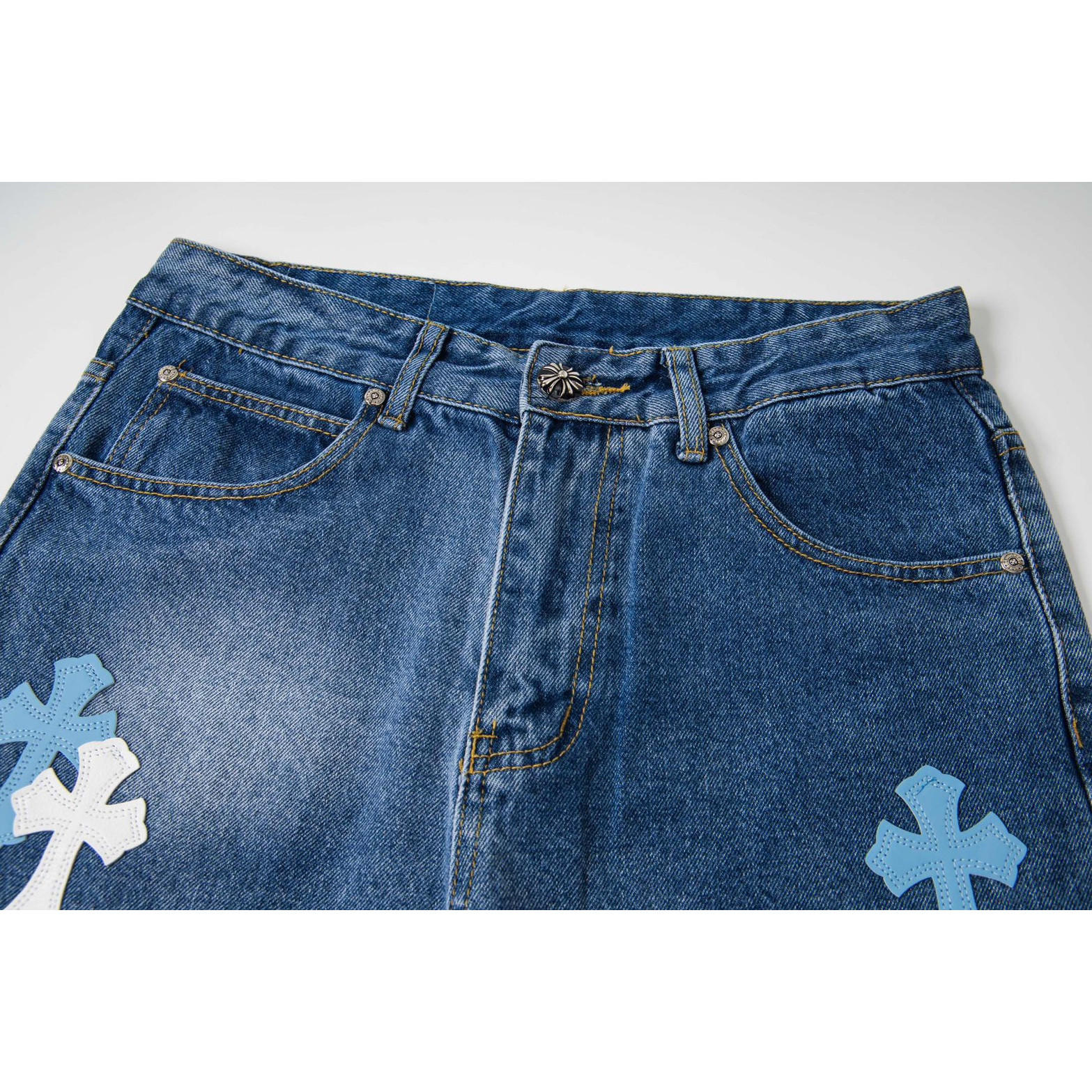 <p>CHROME HEARTS 浅蓝裤梵文蓝白拼皮牛仔裤(1805#)</p>

<p>&nbsp;</p>