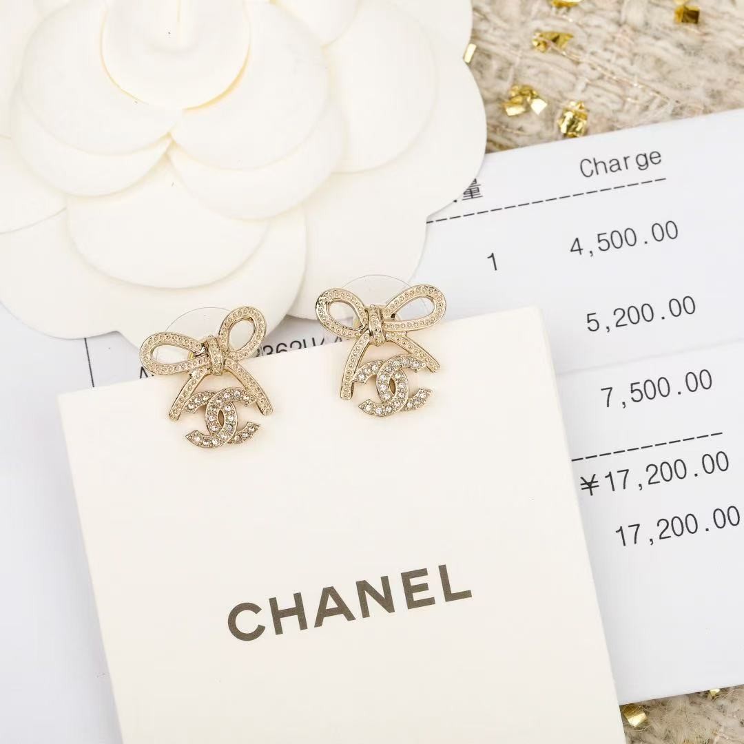 <p>CHANEL&nbsp;蝴蝶结吊双C耳钉</p>