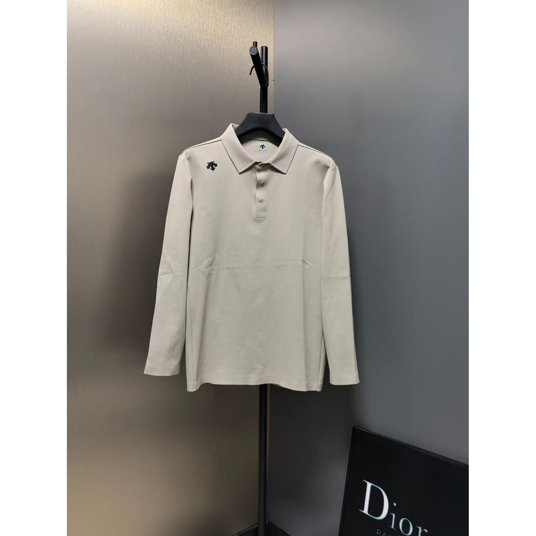 <p>Descente 翻领长袖打底(卡其)</p>