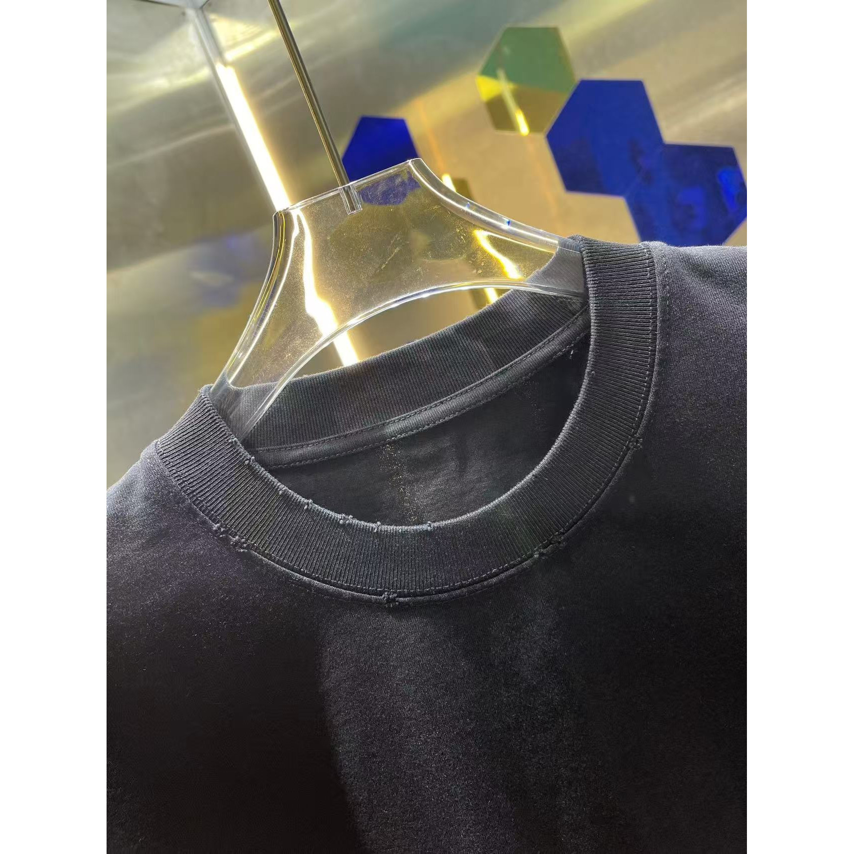 <p>Maison Margiela 洗水磨破短袖T恤(洗水黑)</p>