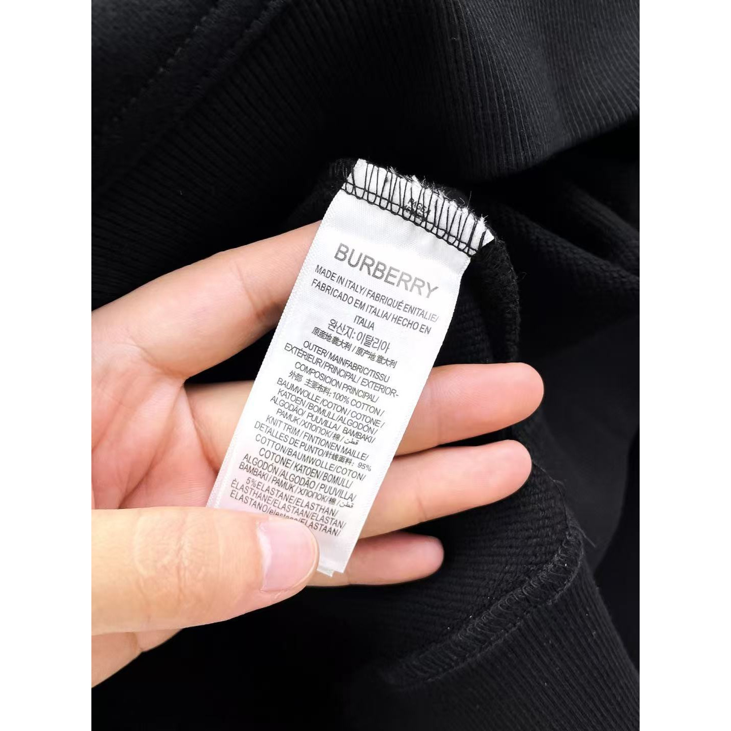<p>BURBERRY 连帽卫衣(黑)</p>