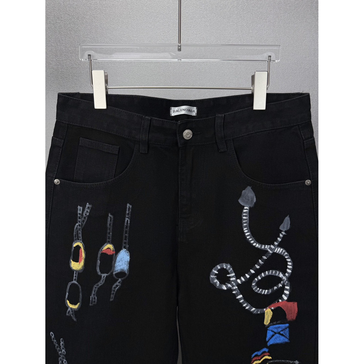 <p>Balenciaga 钥匙扣挂件彩色涂鸦情侣款水洗宽松牛仔裤</p>
