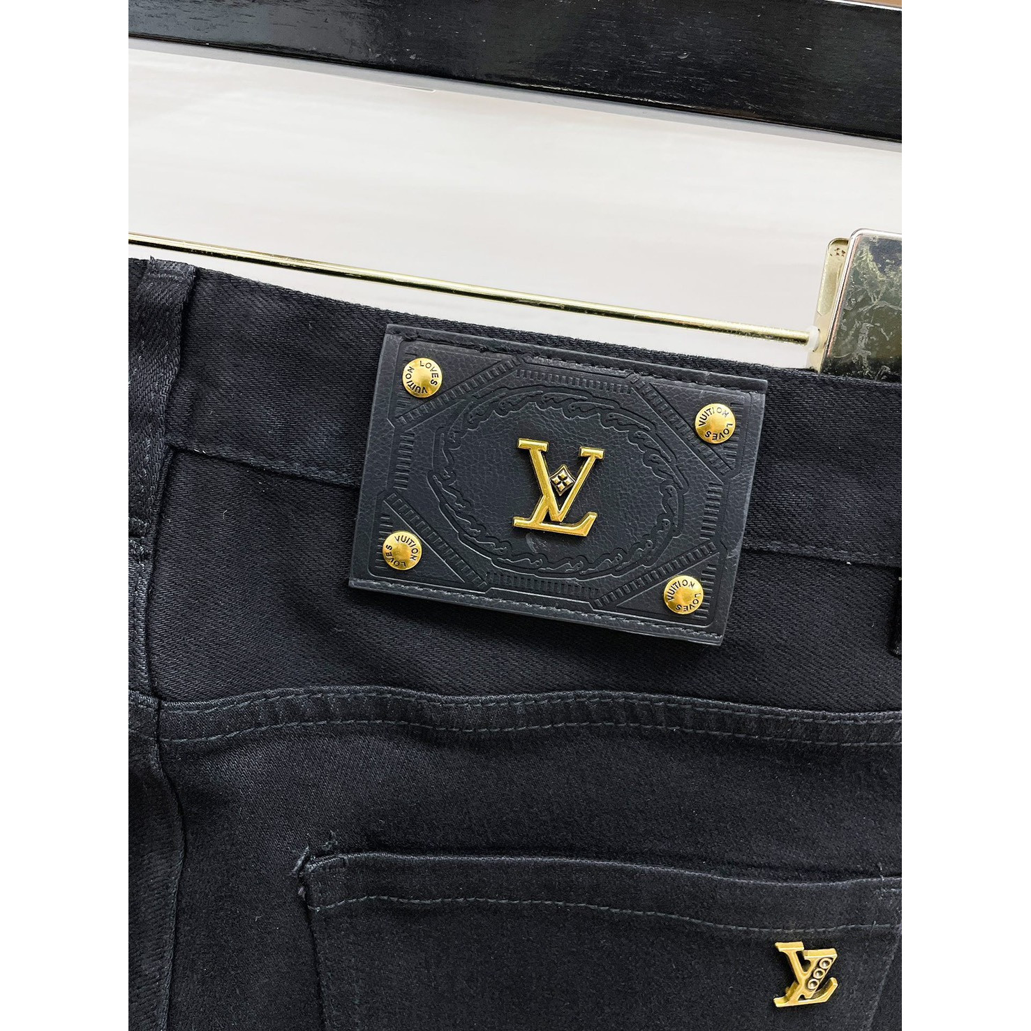<p>LV&nbsp;高品质牛仔裤(黑)</p>