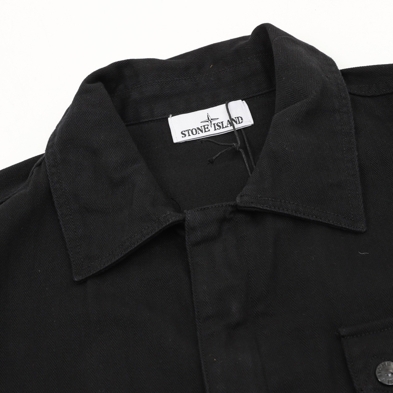<p>Stone Island 户外口袋长款衬衫外套(黑)</p>