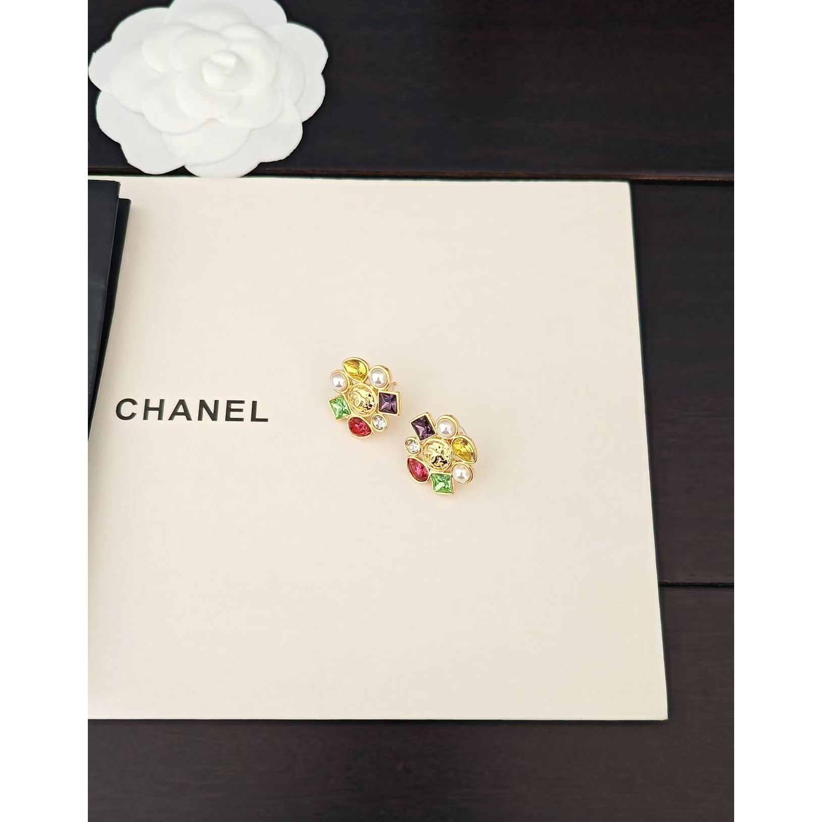 <p>CHANEL&nbsp;金彩钻珍珠耳钉</p>