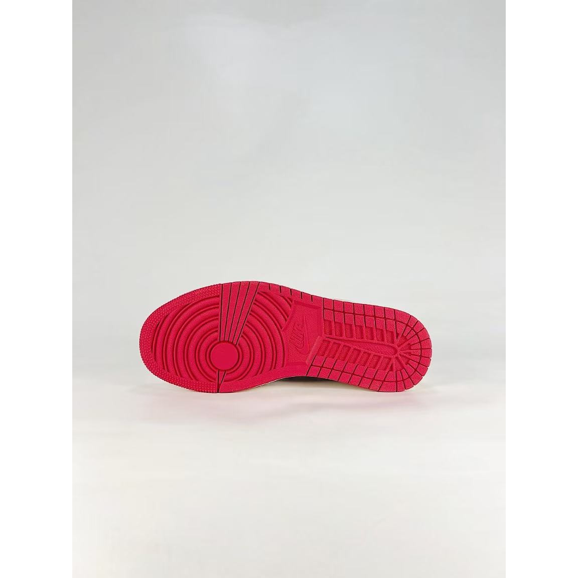 <p>Nike Air Jordan 1&nbsp;低帮复古文化板鞋(紅)</p>