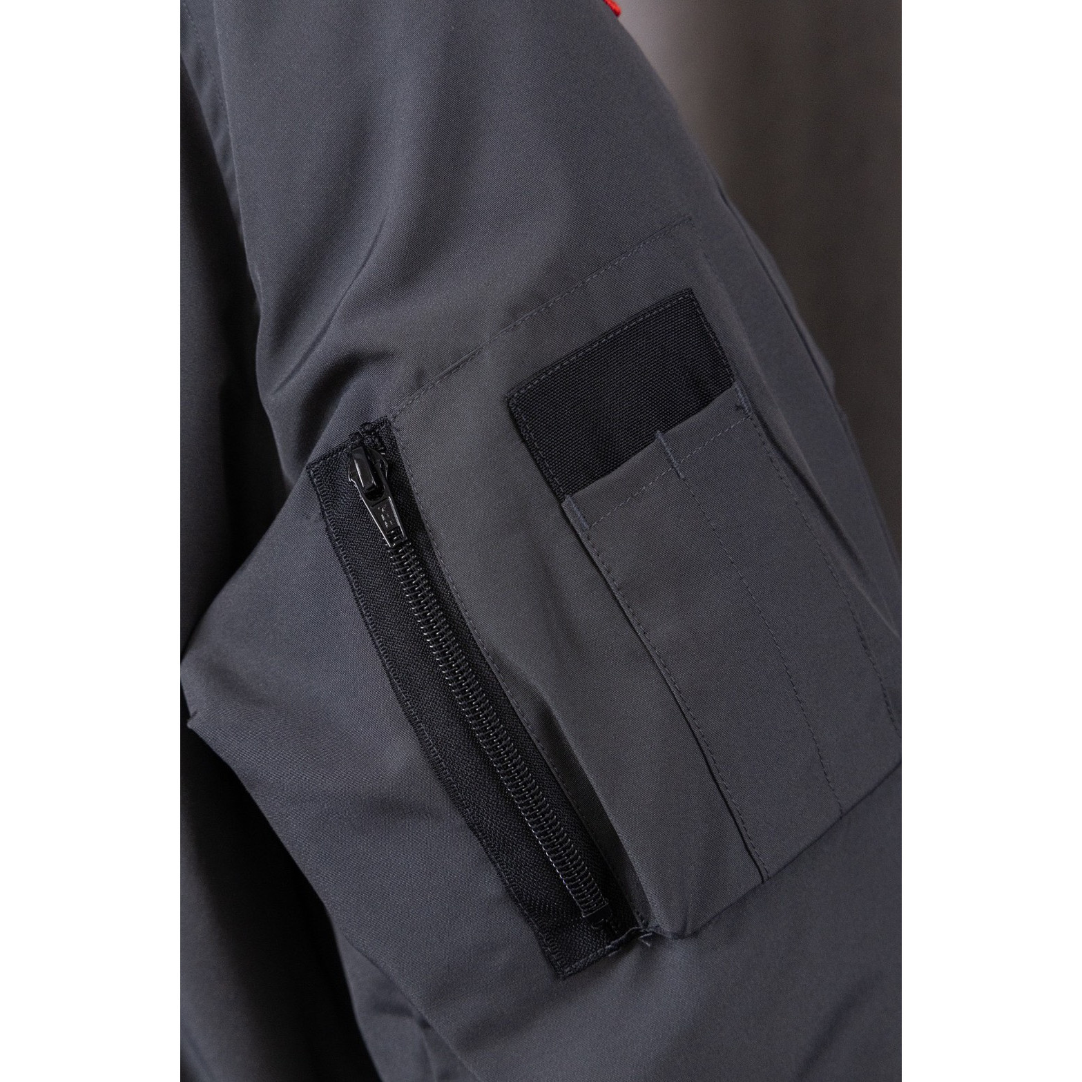 <p>Canada Goose 01款 Chilliwack Bomber 飞行员羽绒服(石墨灰)</p>