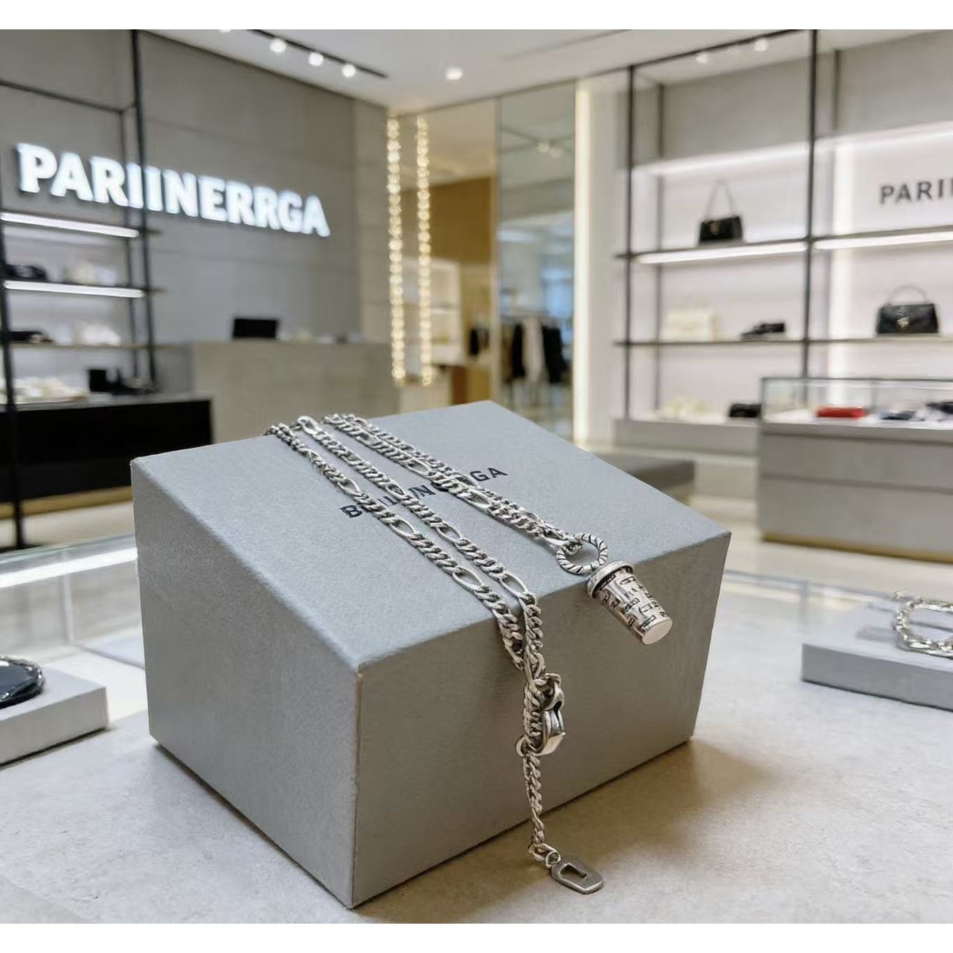 <p>Balenciaga 项链</p>