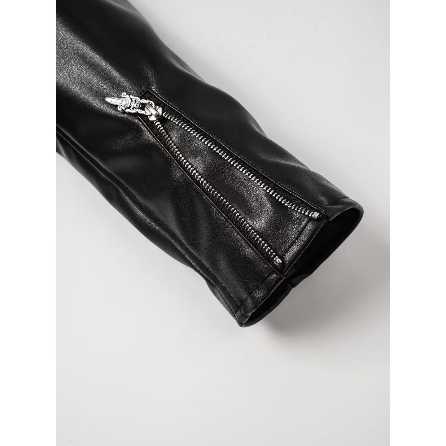 <p>Chrome Hearts 立领宝剑皮衣外套(黑)</p>