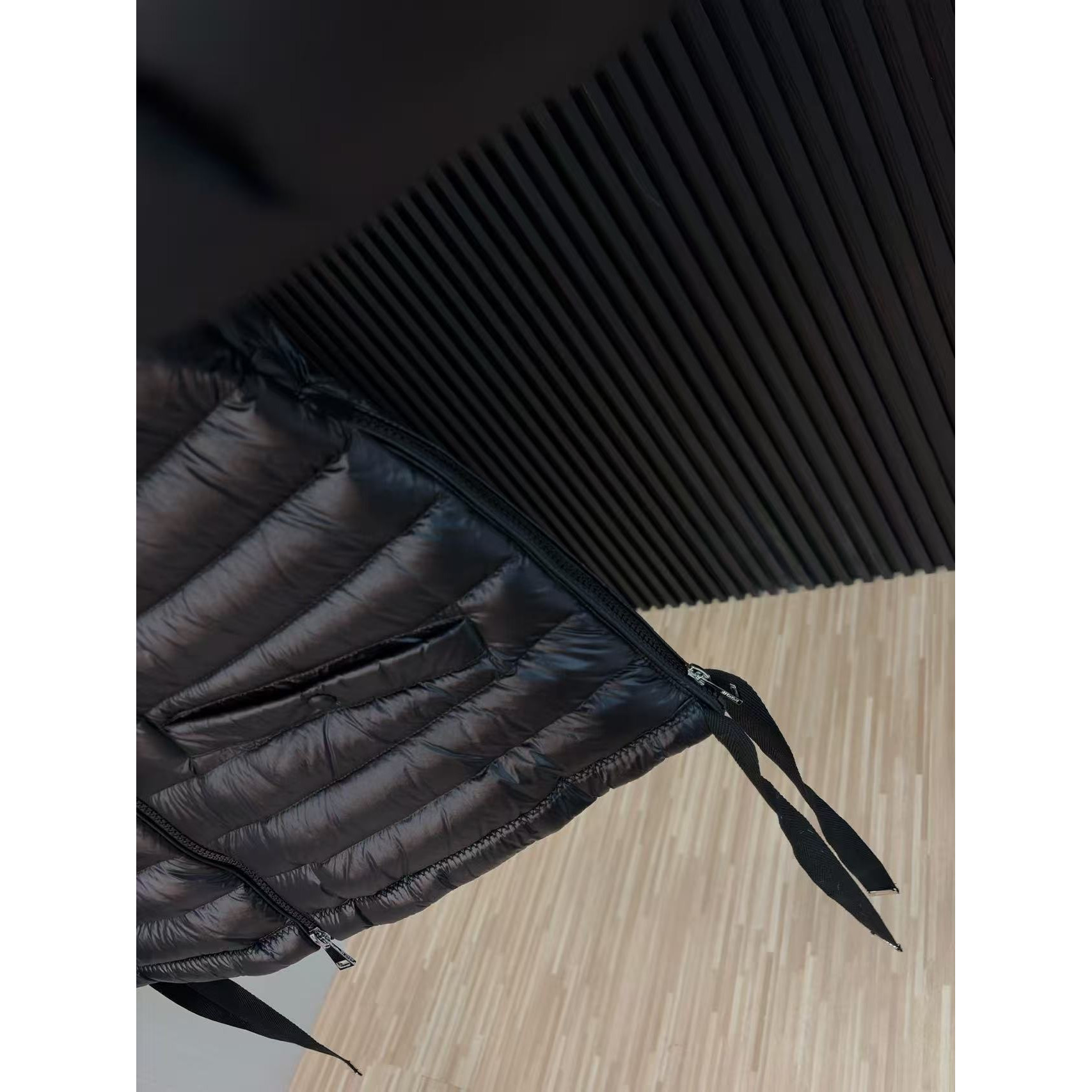 <p>MONCLER Aza系列羽绒服(黑)</p>