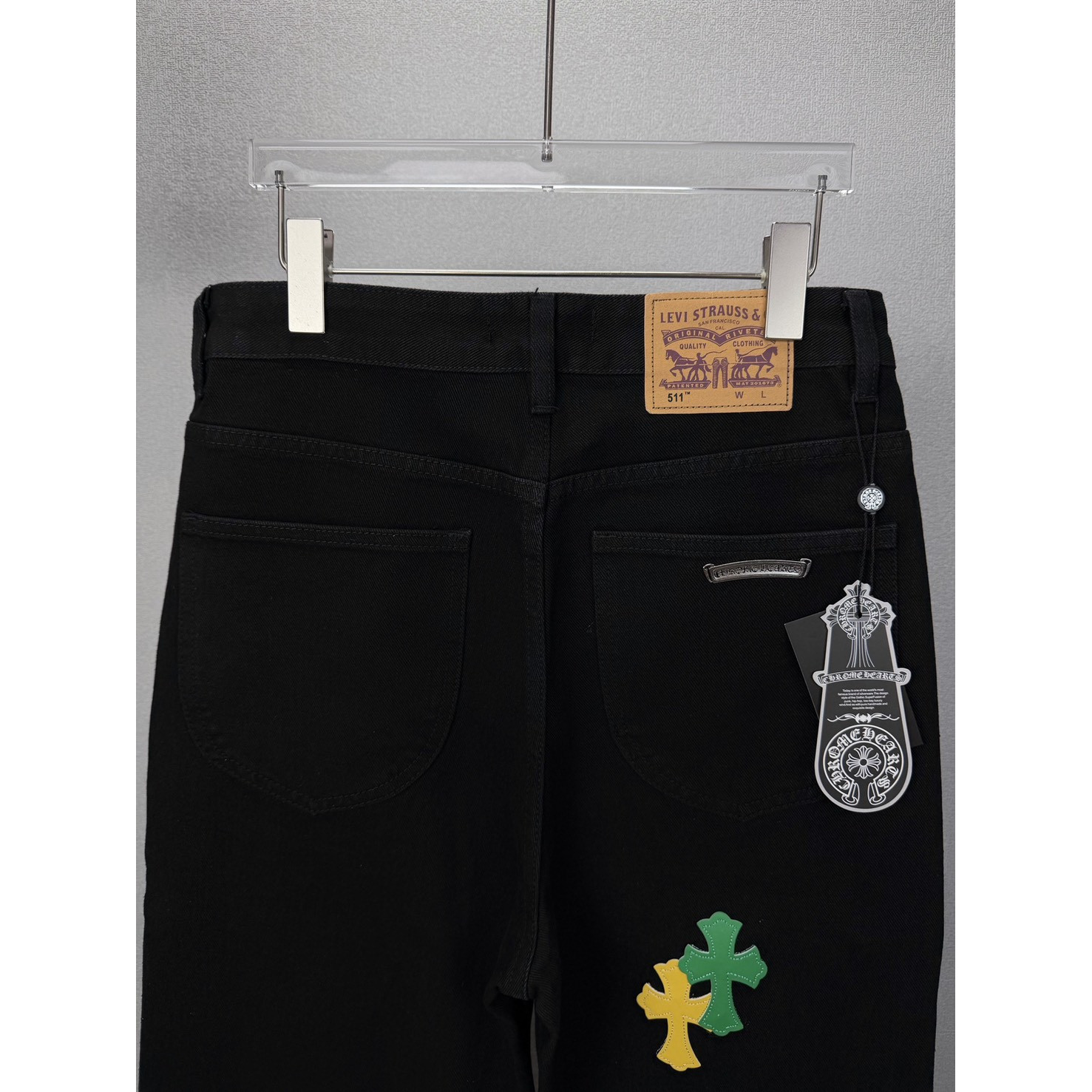<p>CHROME HEARTS 红黄绿十字架牛仔裤(黑)</p>