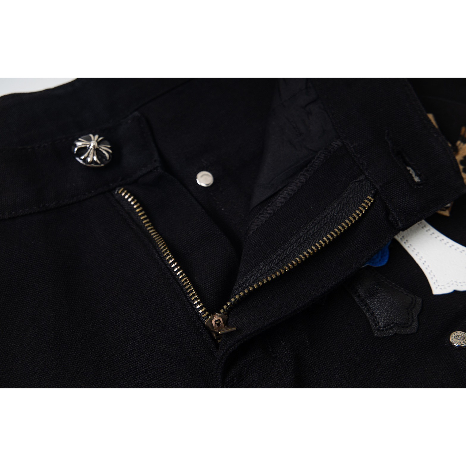 <p>CHROME HEARTS 蓝豹纹拼白皮十字架拼皮情侣款水洗宽松牛仔裤(1777#)</p>