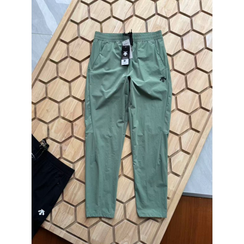 <p>DESCENTE 鬆緊帶休閒長褲</p>