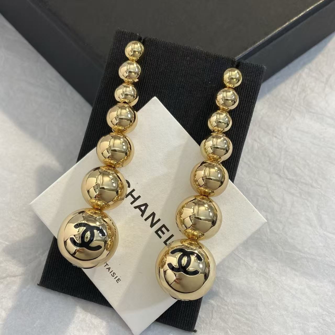 <p>CHANEL 金色球形耳环​​</p>