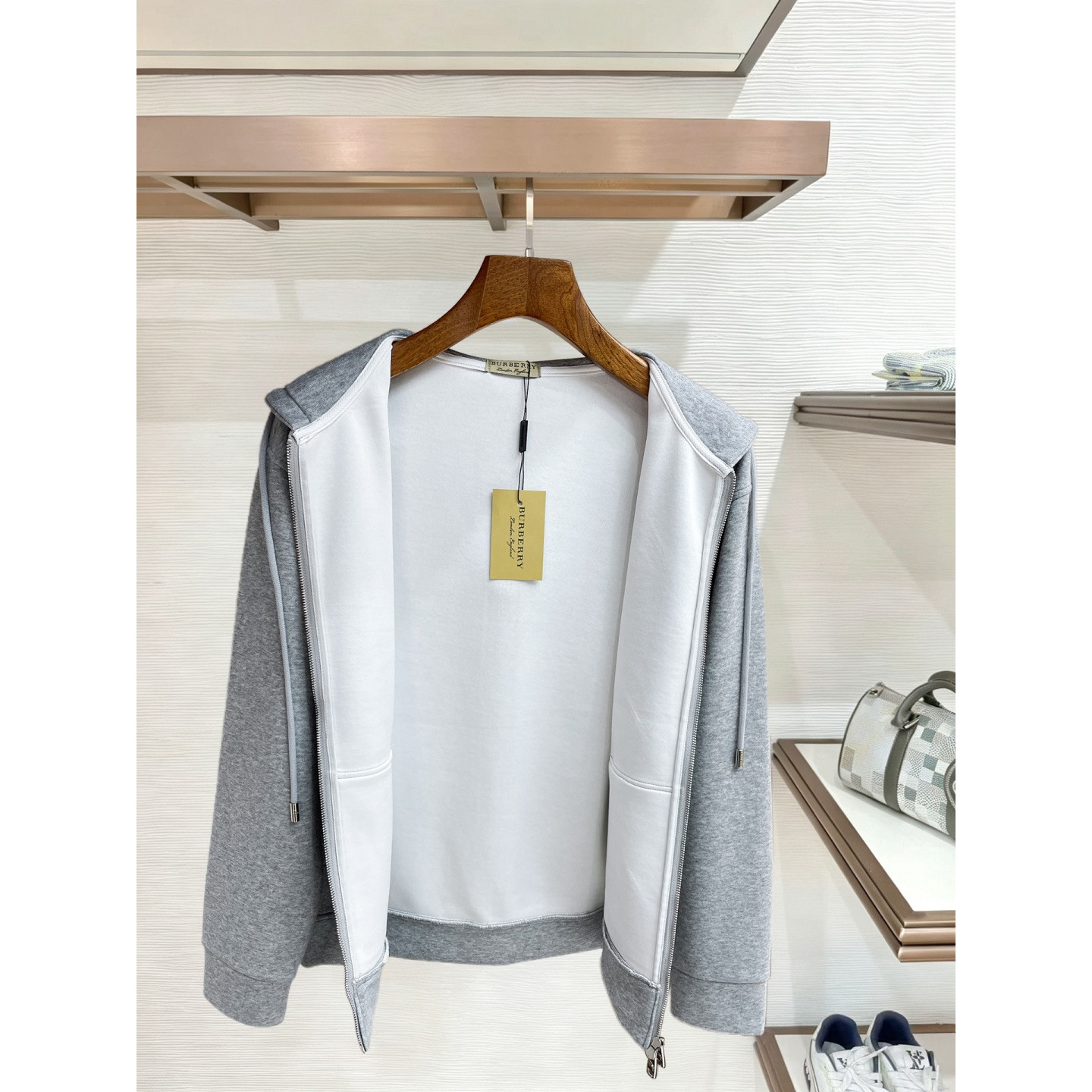 <p>BURBERRY 精品外套(灰)</p>