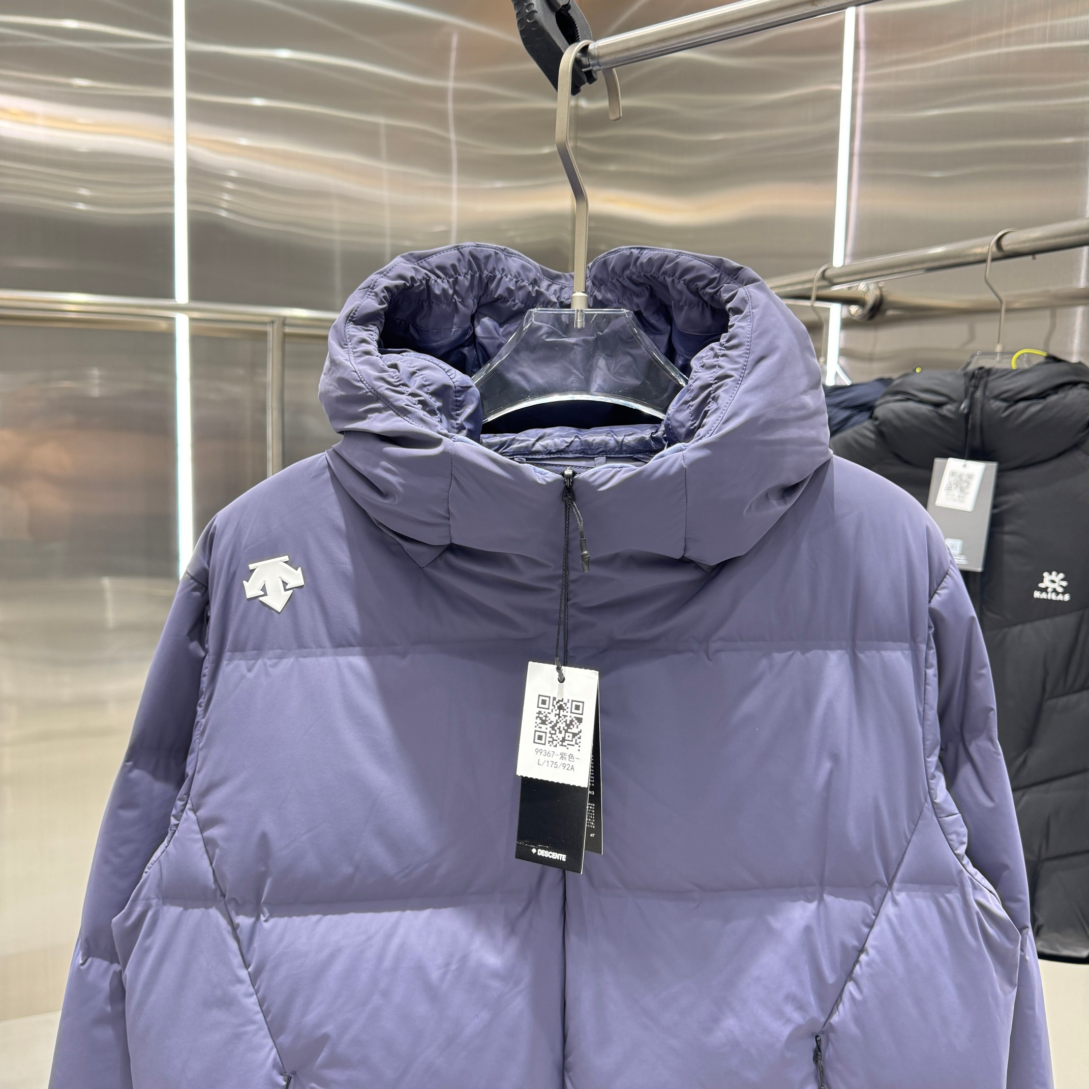 <p>DESCENTE 运动羽绒服</p>