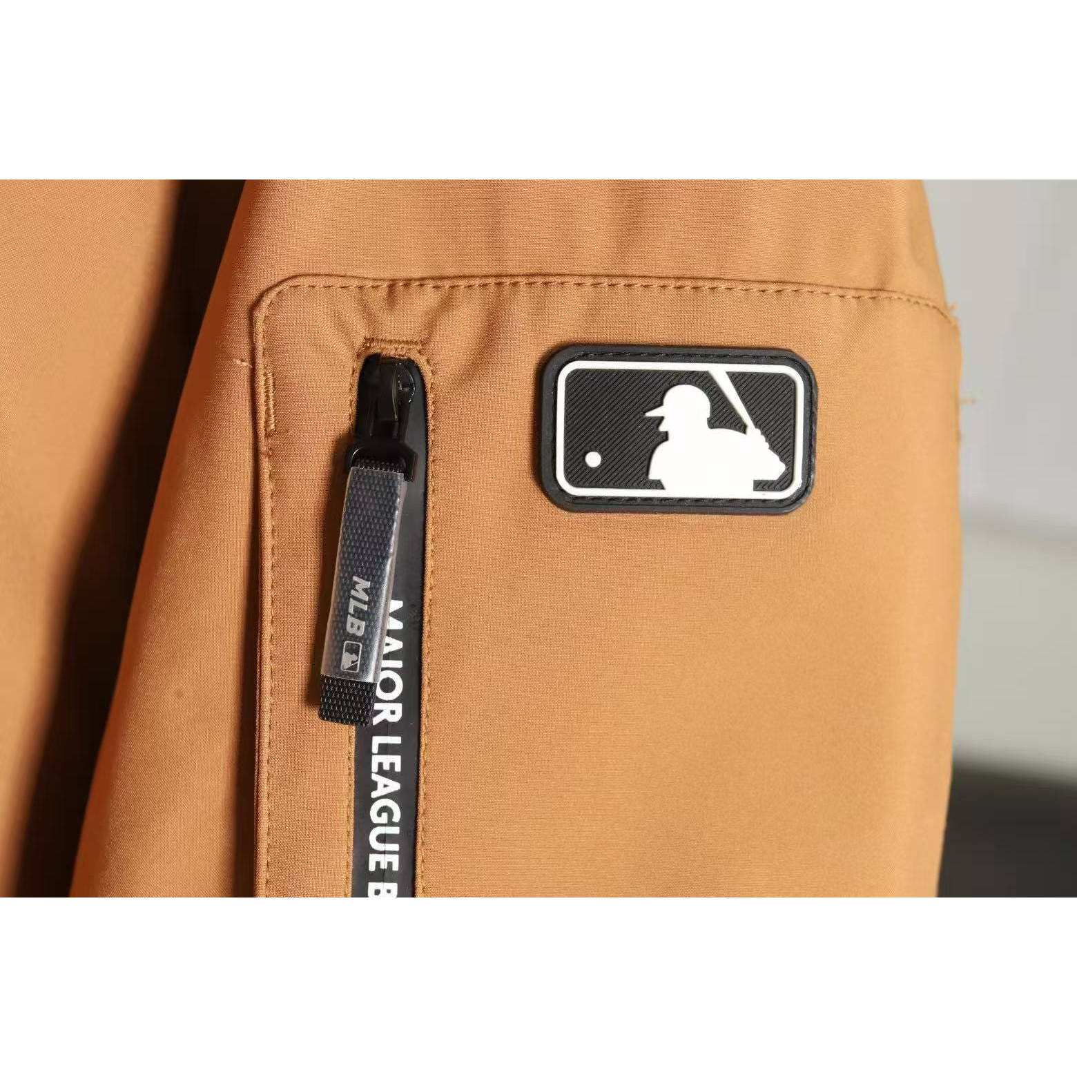<p>MLB 工装大毛领羽绒服(浅驼色)</p>
