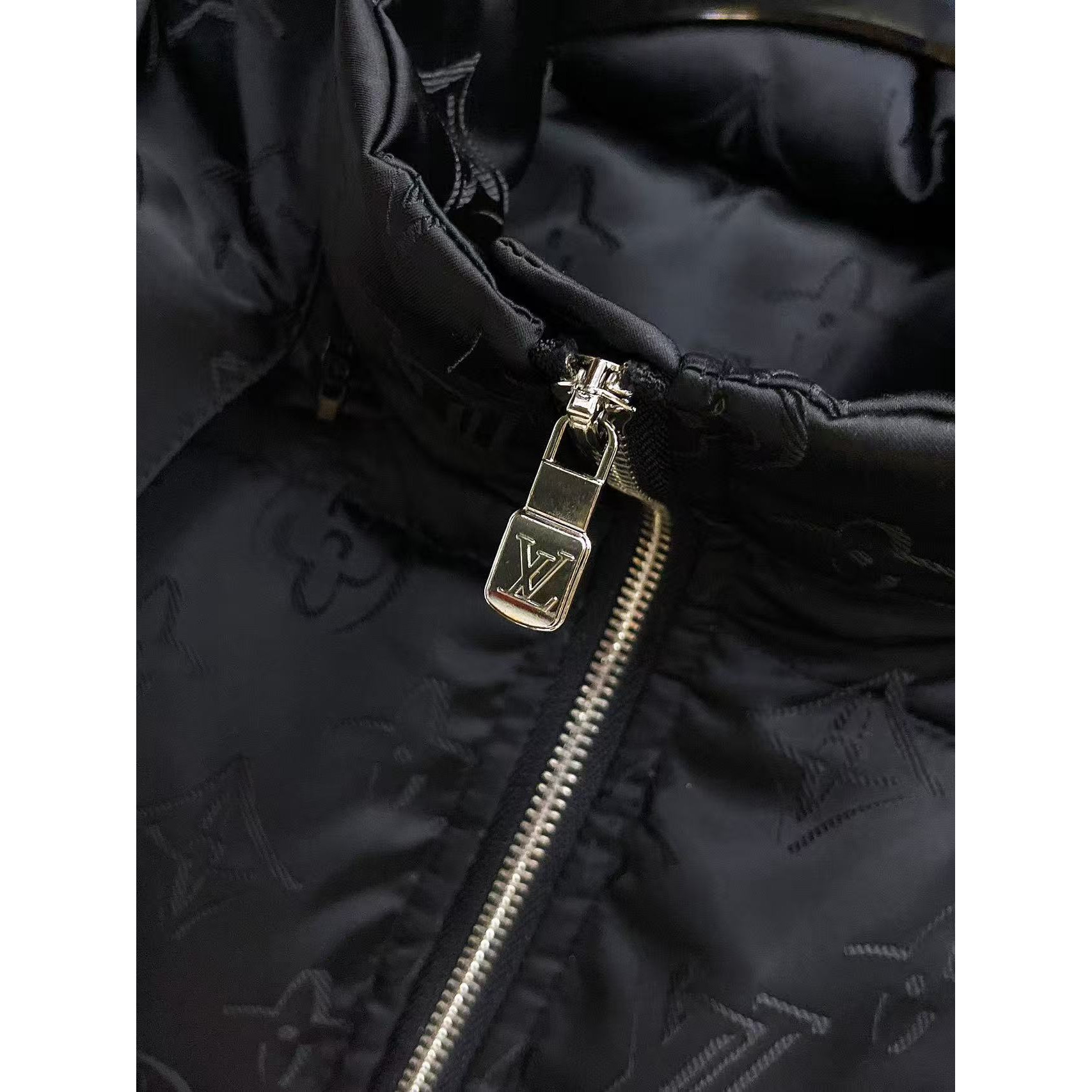 <p>LV 秋冬新款羽绒服(黑)</p>