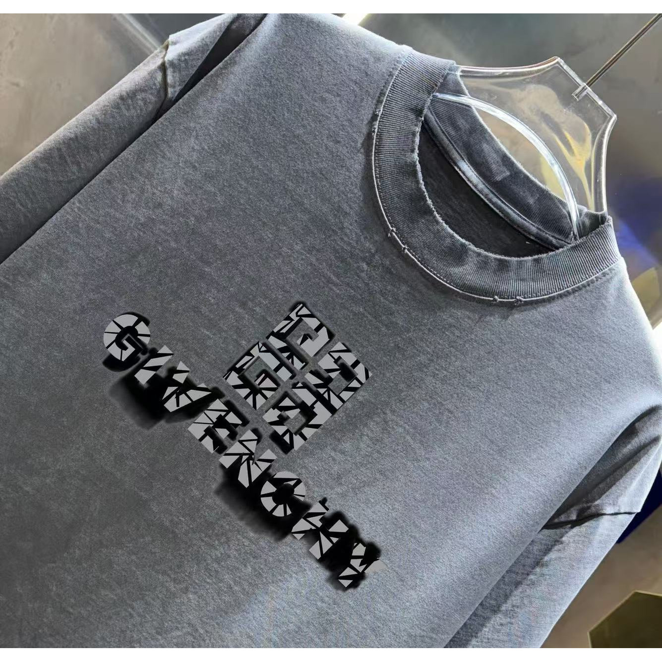 <p>Givenchy 洗水磨破短袖T恤(洗水白)</p>