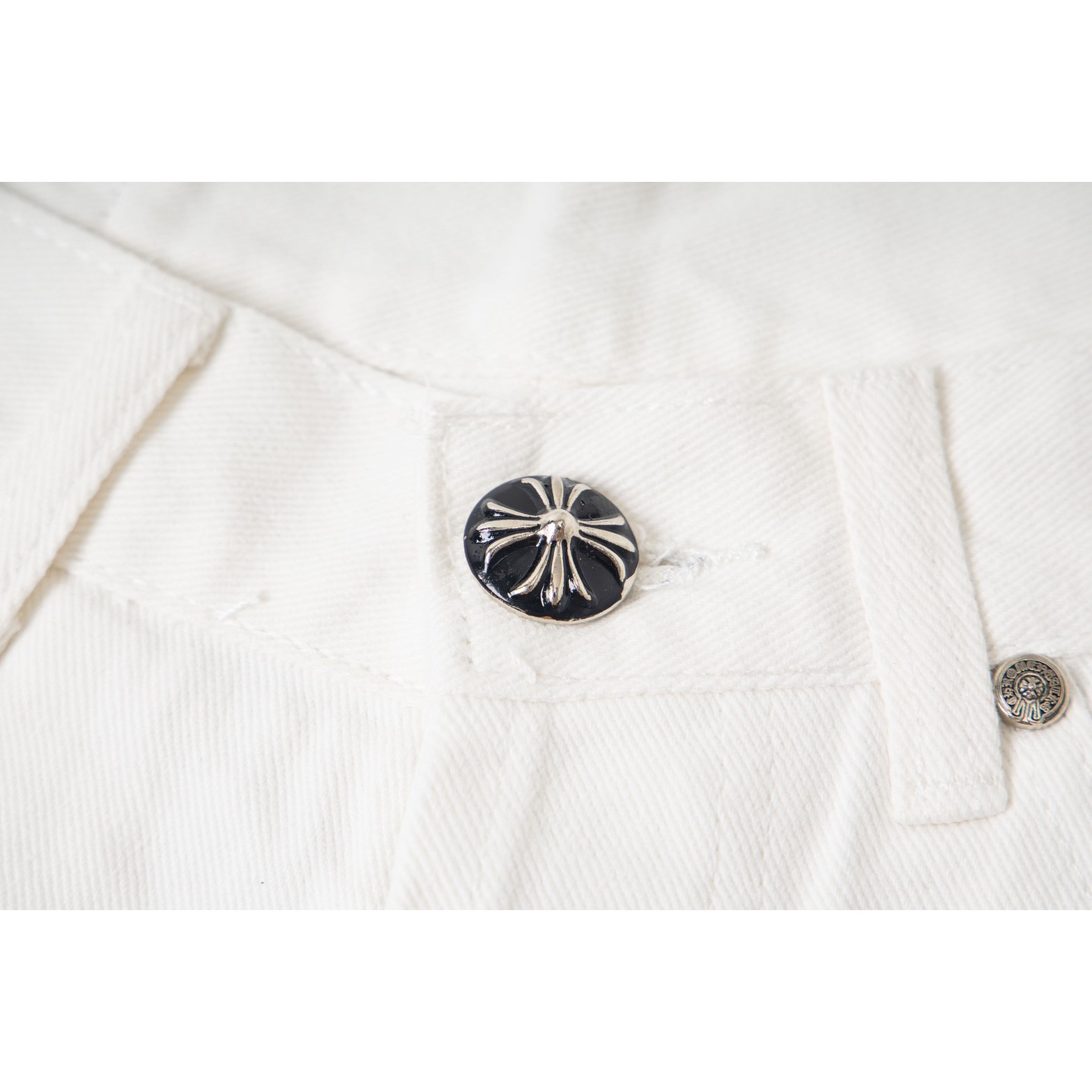 <p>CHROME HEARTS 白底拼豹纹中古涂鸦绘画高街牛仔裤(1782#)</p>