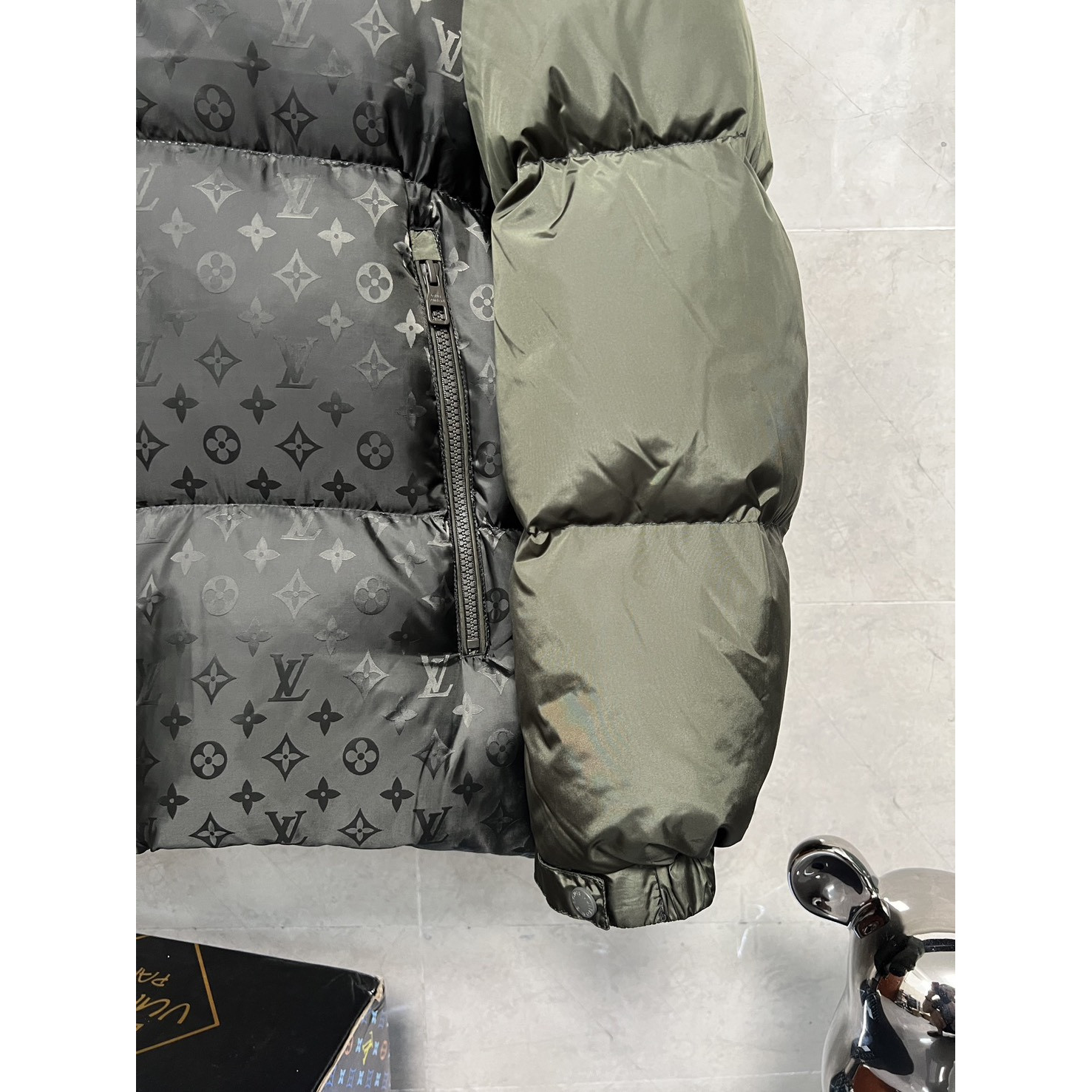 <p>LV&nbsp;时尚连帽老花满纹印花羽绒服(綠)</p>