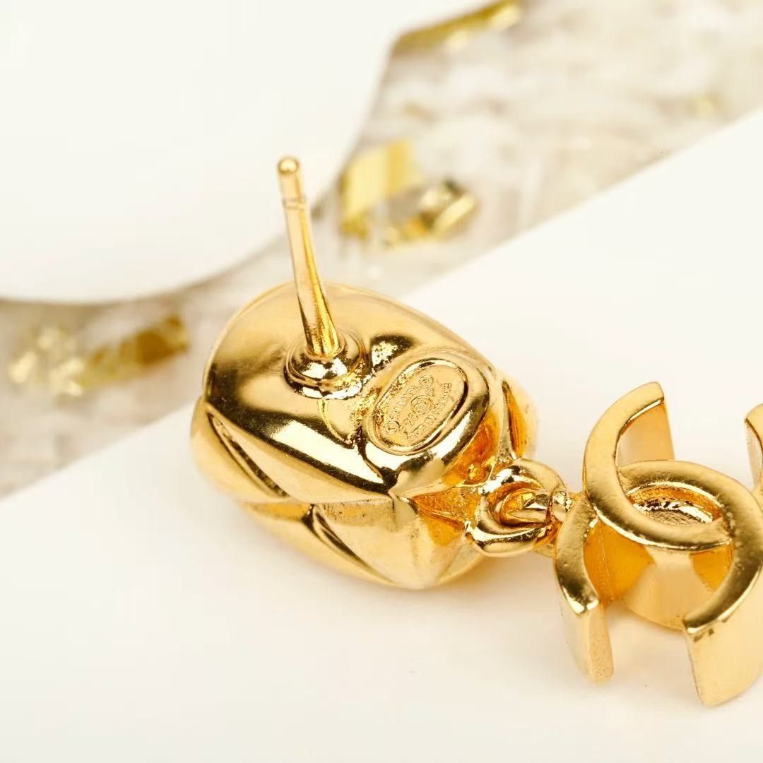 <p>CHANEL&nbsp;菱格双c耳环</p>