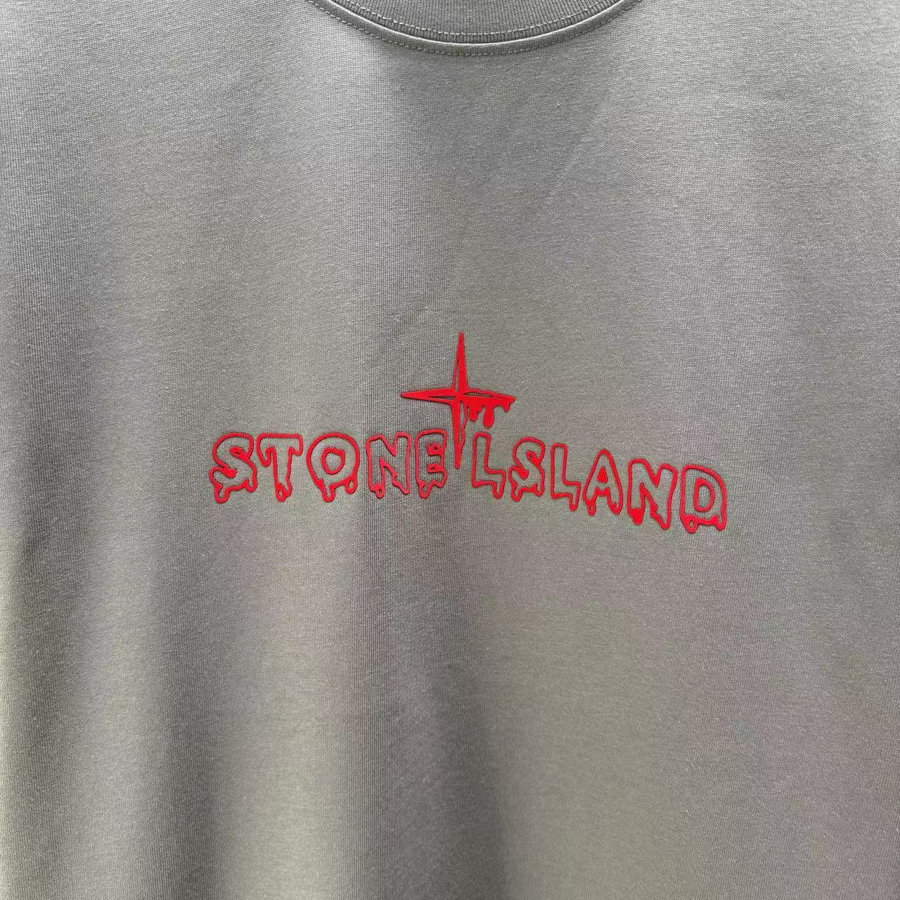 <p>Stone Island 短袖T恤(棕色紅標)</p>
