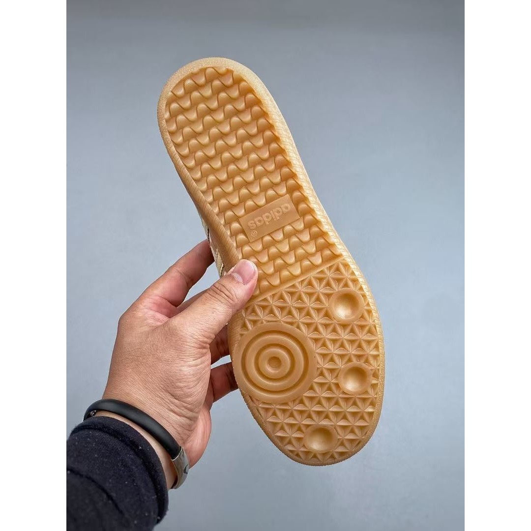 <p>Adidas Originals Samba OG 休闲运动板鞋(白點點卡其色)</p>