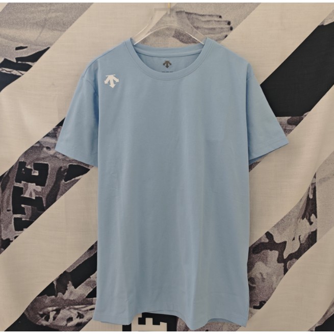 <p>DESCENTE 經典款短袖T恤(寶寶藍)</p>