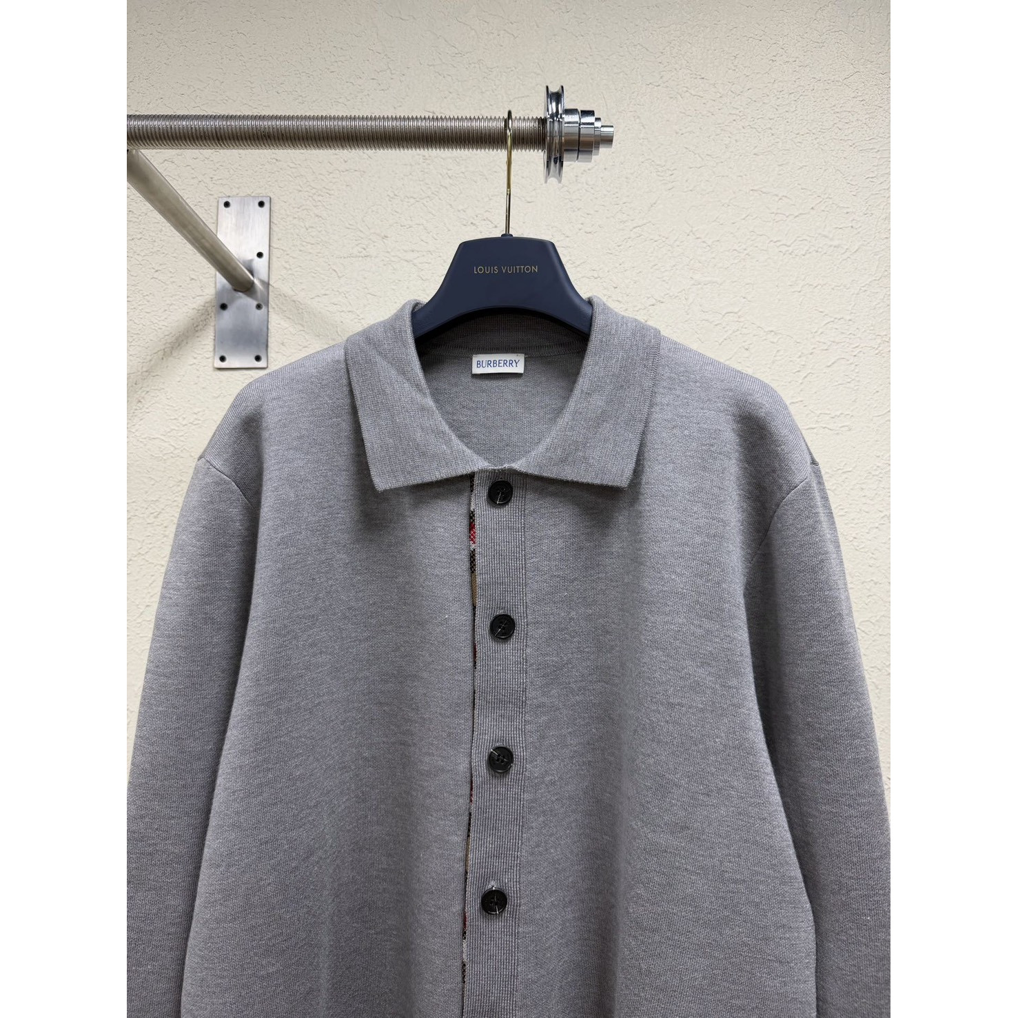 <p>Burberry 羊毛格纹装饰衣襟开衫衬衫(灰)</p>