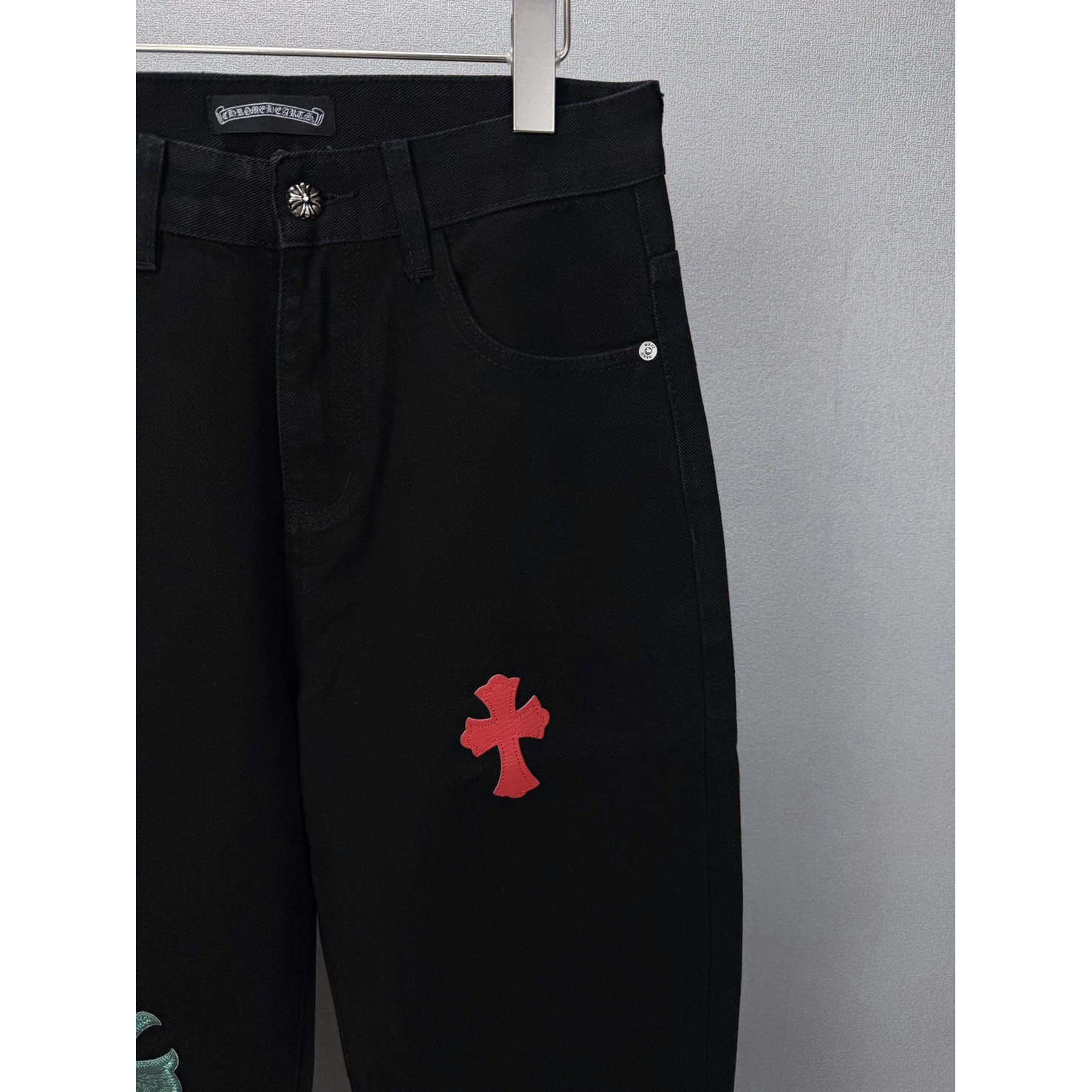 <p>CHROME HEARTS 红绿十字架拼皮情侣款水洗宽松牛仔裤((黑)</p>