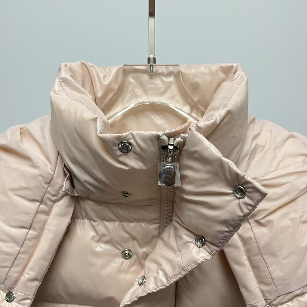 <p>Moncler 70周年双标连帽羽绒服(粉色)</p>