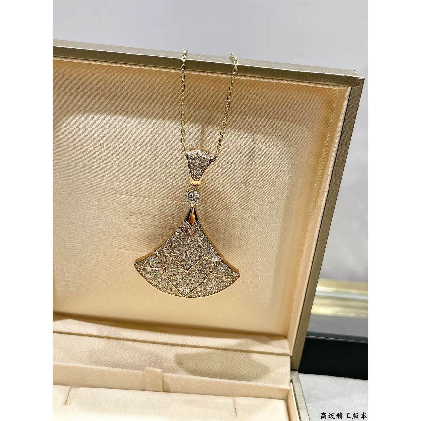 <p>BVLGARI&nbsp; 高级满钻雪山项链</p>