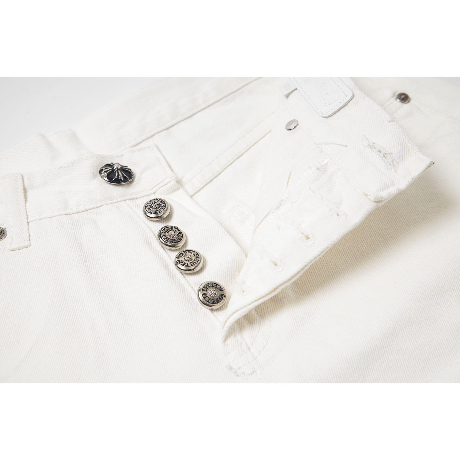 <p>CHROME HEARTS 白牛王 金属十字架白色拼皮重工牛仔裤(1723#)</p>